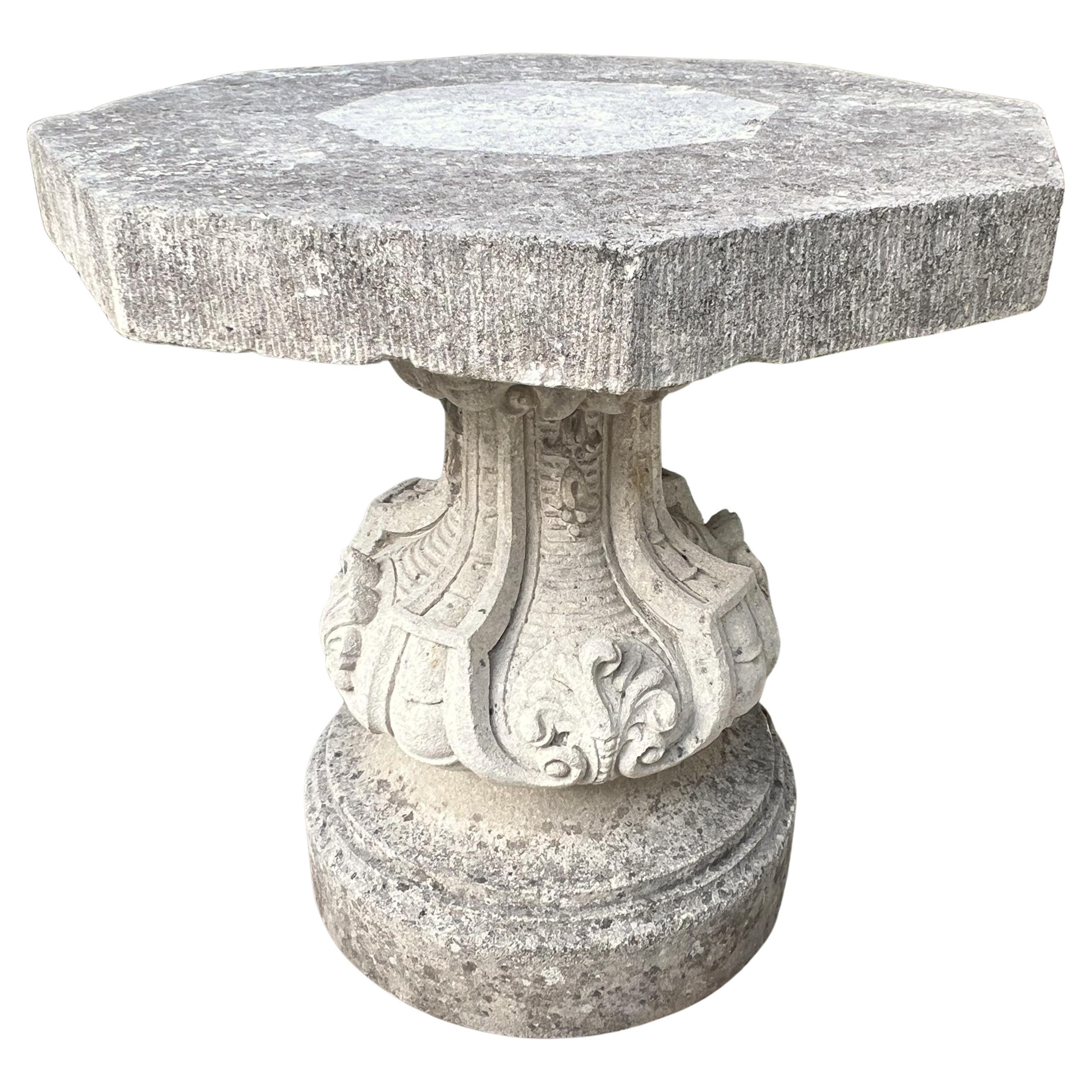 Petite table de bistrot ou d'appoint octogonale en pierre moulée française des années 1900