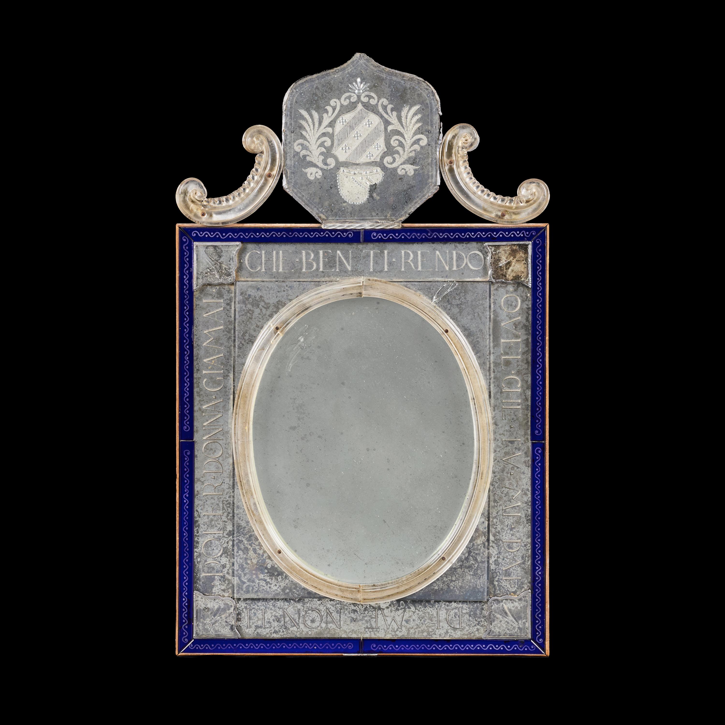 Italia, hacia 1920

Espejo veneciano de muelle del siglo XX, con cresta armilar sostenida por ménsulas con volutas, placa central ovalada y bordes de cristal azul. 

Altura  66.00cm

Anchura  41.00cm