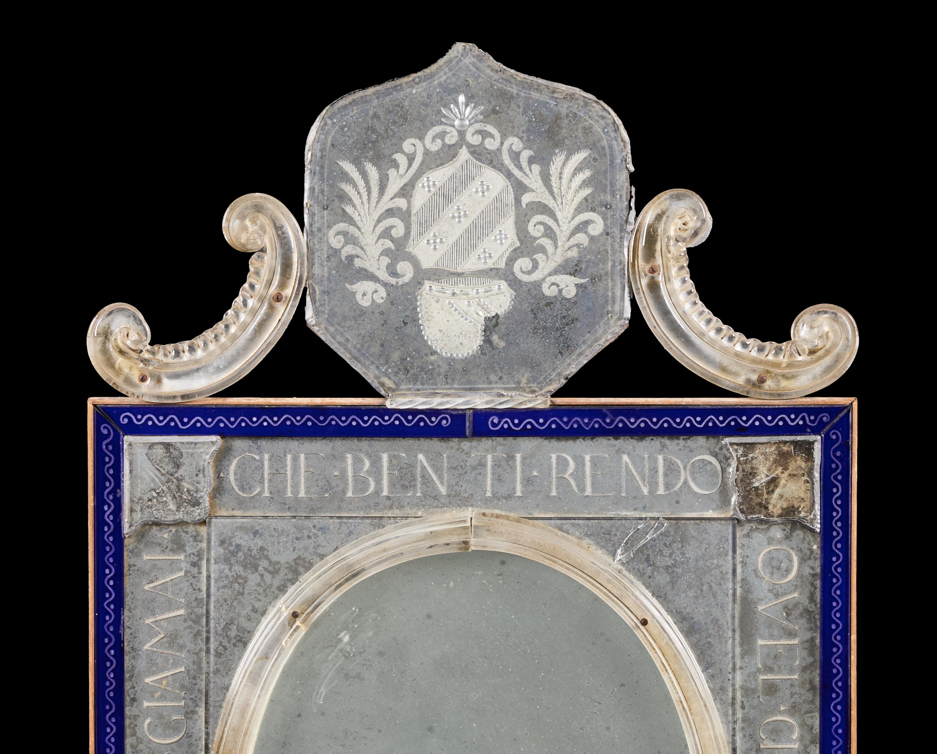 Pequeño espejo veneciano del siglo XX grabado en azul con cresta Italiano en venta