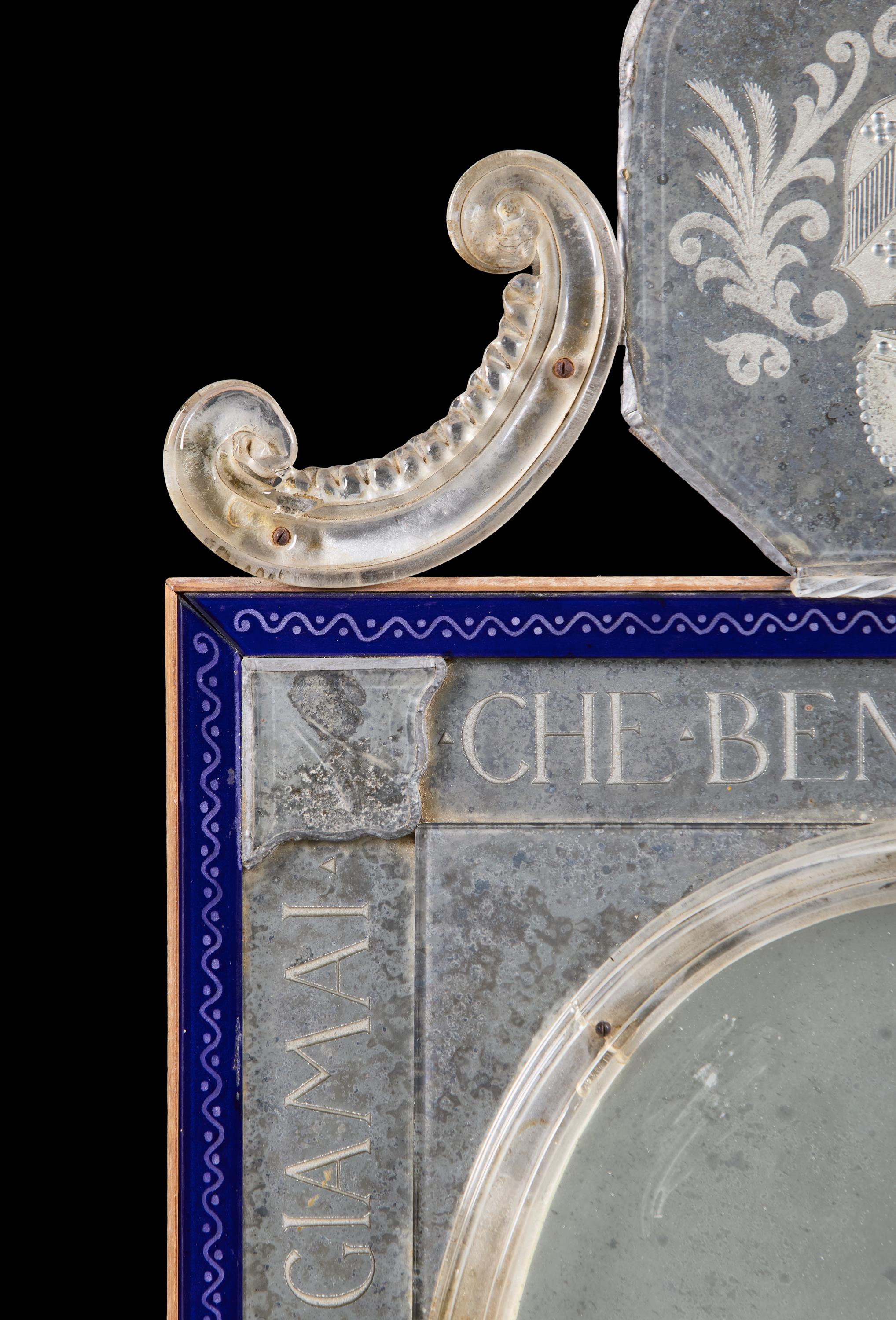 Pequeño espejo veneciano del siglo XX grabado en azul con cresta en Bueno estado para la venta en London, GB