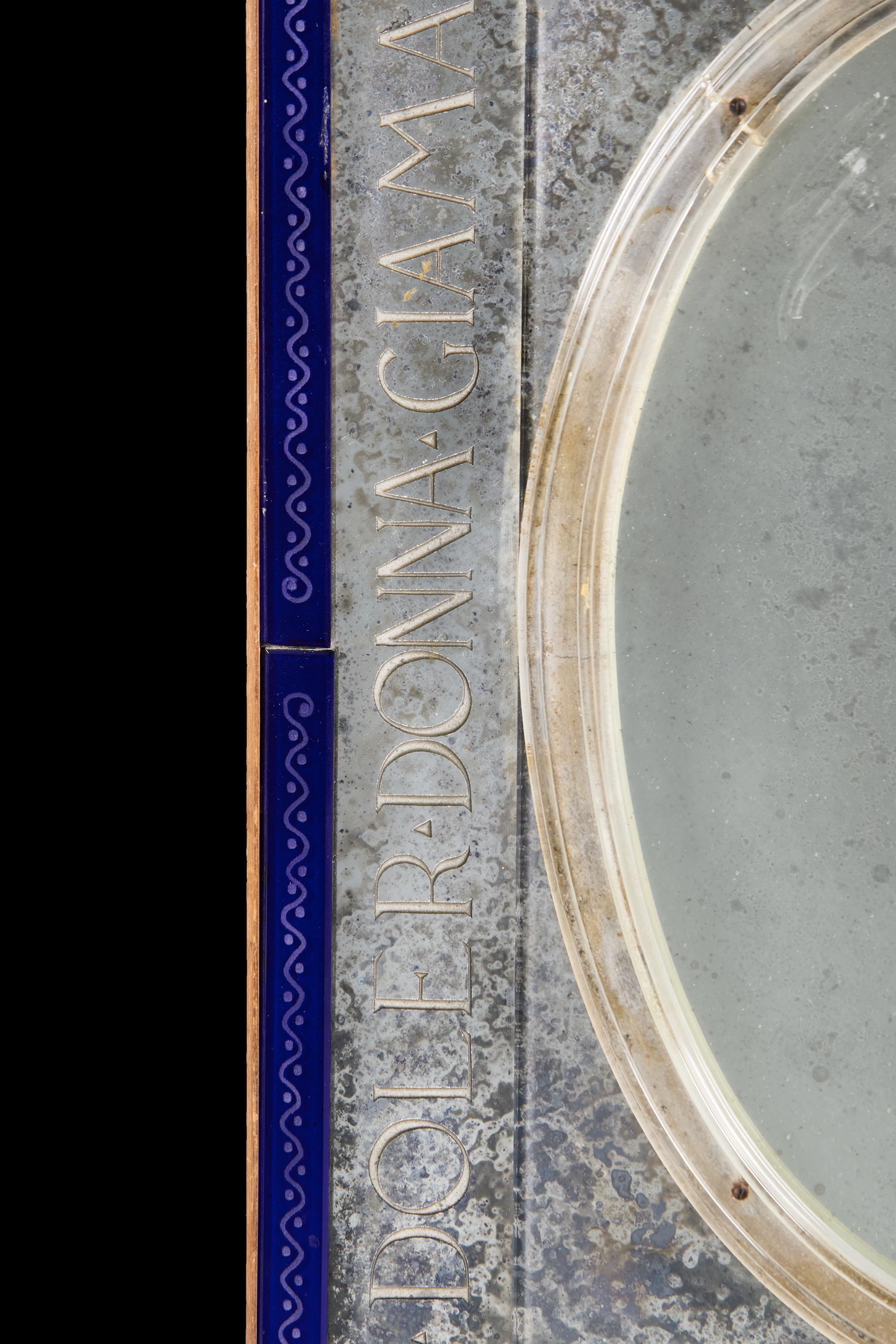 Pequeño espejo veneciano del siglo XX grabado en azul con cresta Vidrio en venta