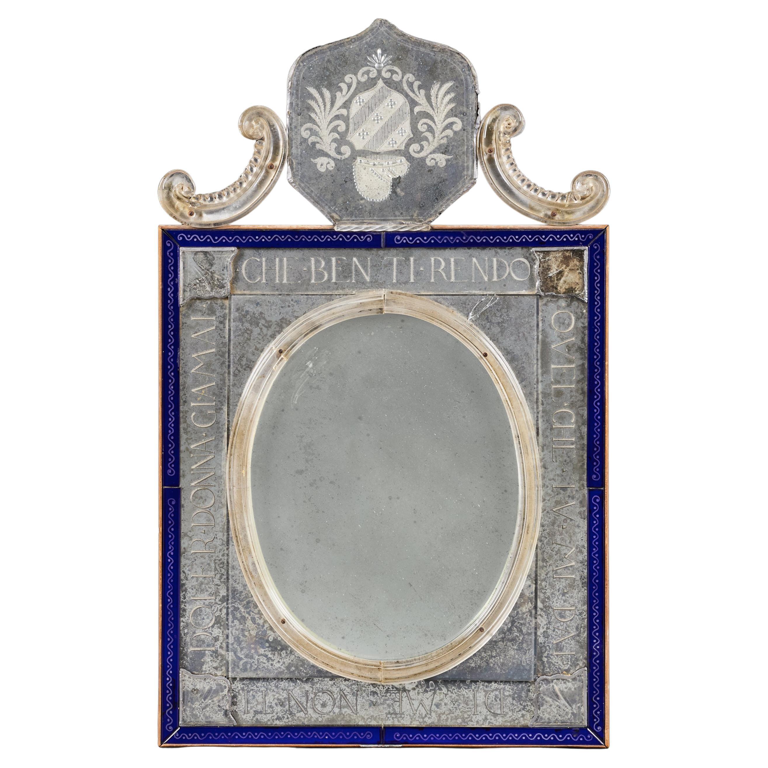Pequeño espejo veneciano del siglo XX grabado en azul con cresta en venta