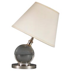 Una piccola lampada a sfera di cristallo regolabile di Jacques Adnet