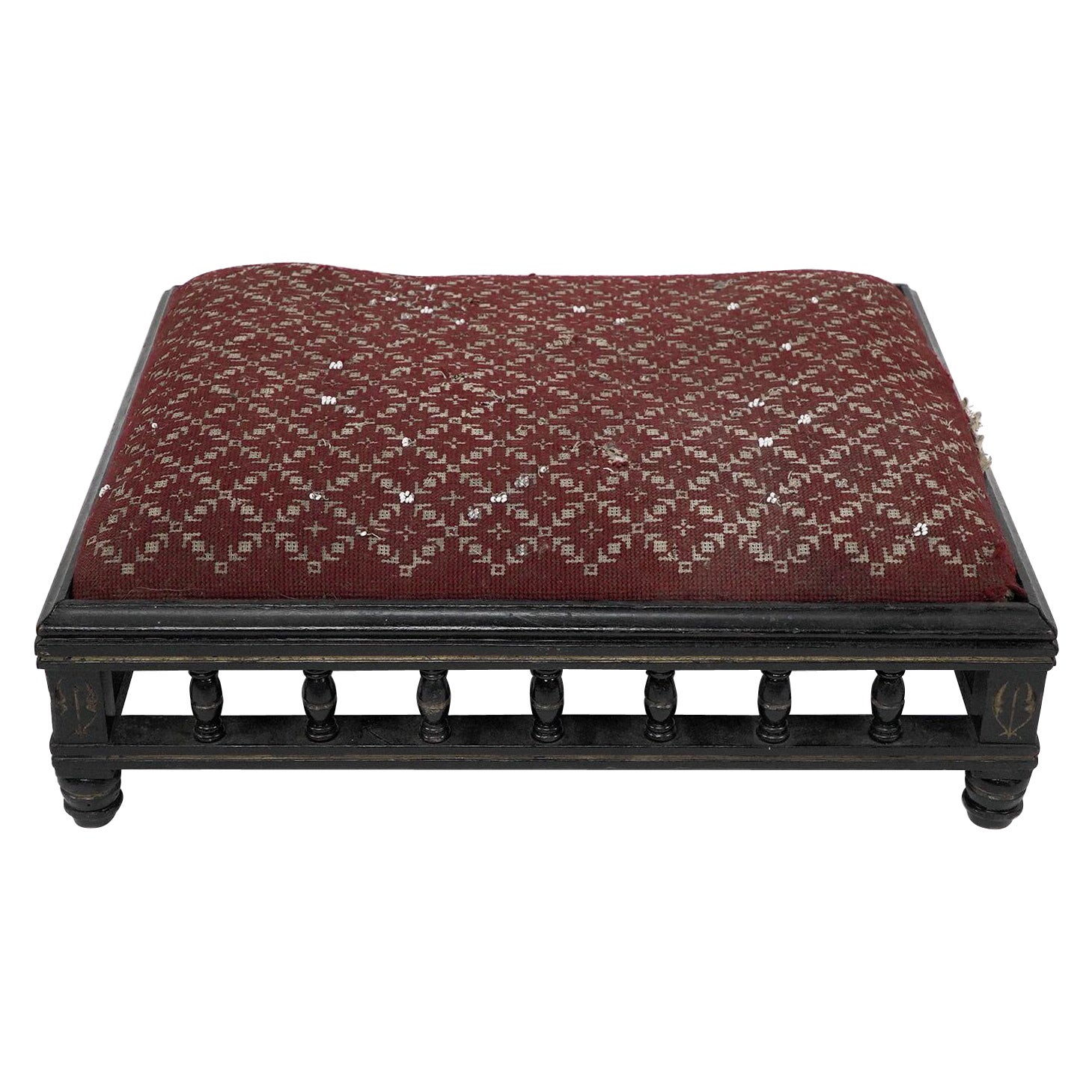 Ein kleiner Aesthetic Movement Hocker aus Ebenholz im Angebot
