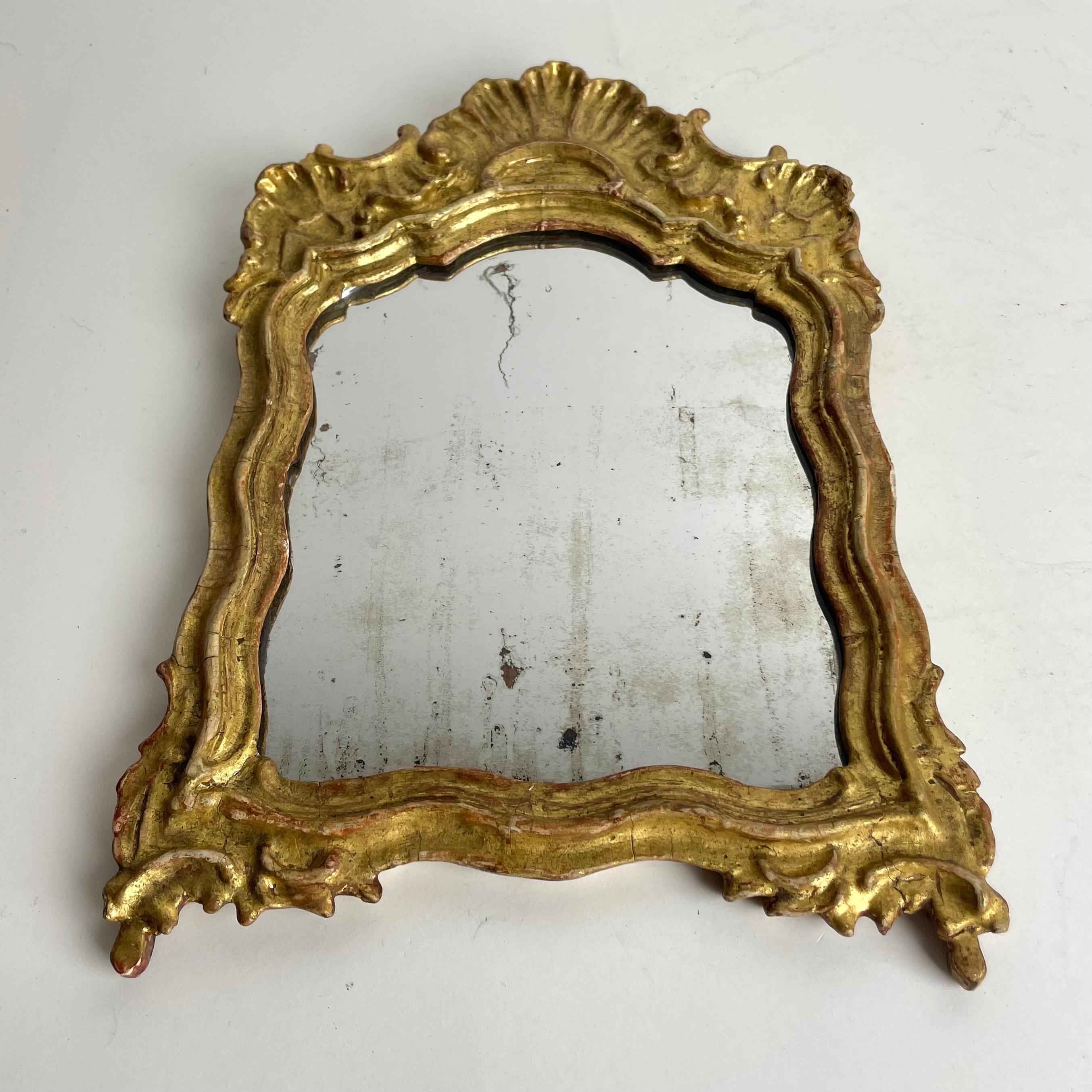 Ein kleiner, charmanter vergoldeter Rokokospiegel aus Schweden aus den 1760er Jahren (Vergoldet) im Angebot