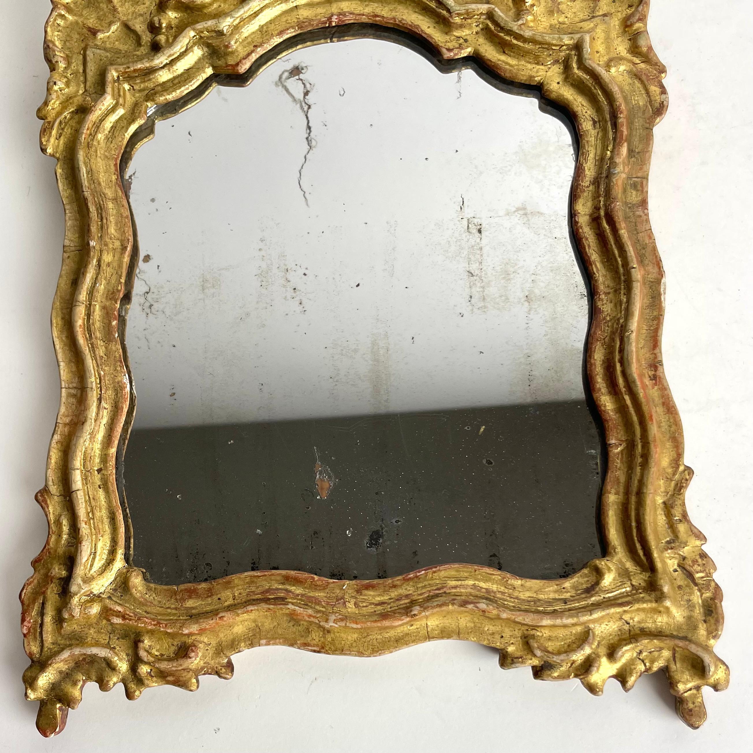 Ein kleiner, charmanter vergoldeter Rokokospiegel aus Schweden aus den 1760er Jahren (Mitte des 18. Jahrhunderts) im Angebot