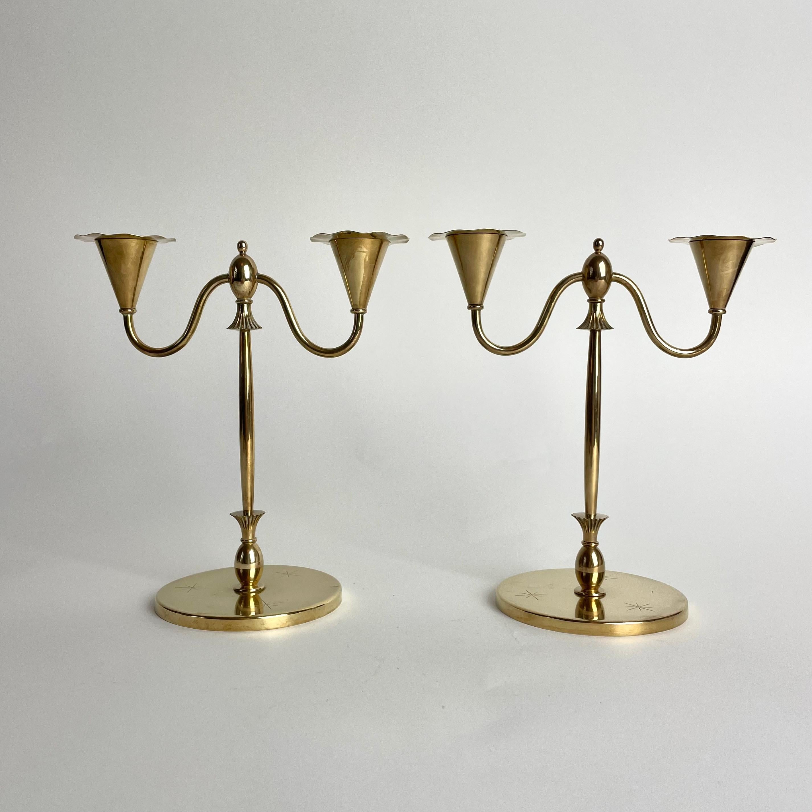 Une petite et élégante paire de candélabres en laiton de la marque Swedish Grace datant des années 1920. Un design très ancien.

Usure correspondant à l'âge et à l'usage. 
