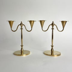 Ein kleines und elegantes Paar Messingkandelaber. Schwedische Anmut, 1920er Jahre