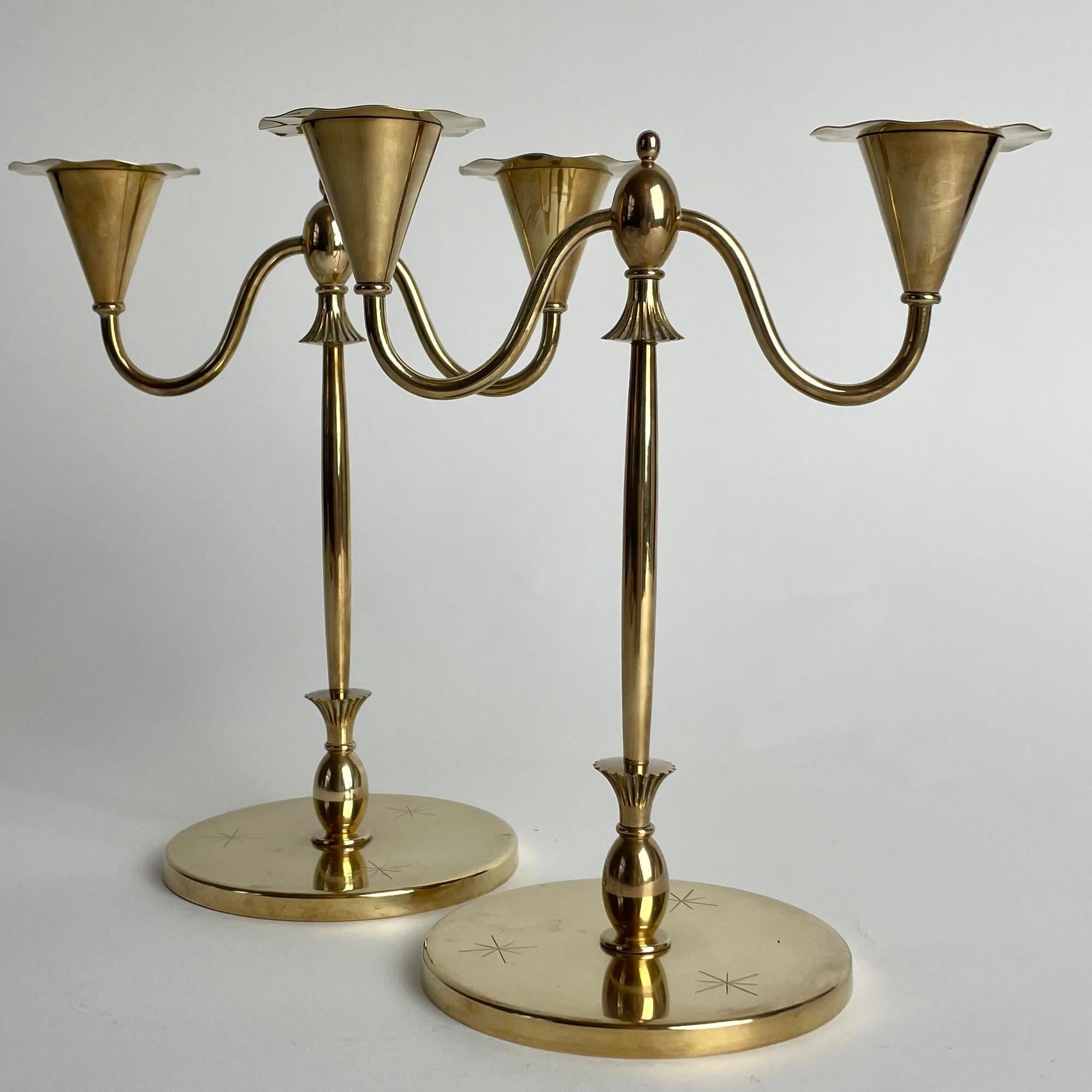 Art déco Une petite et élégante paire de candélabres en laiton Grace suédoise, années 1920 en vente