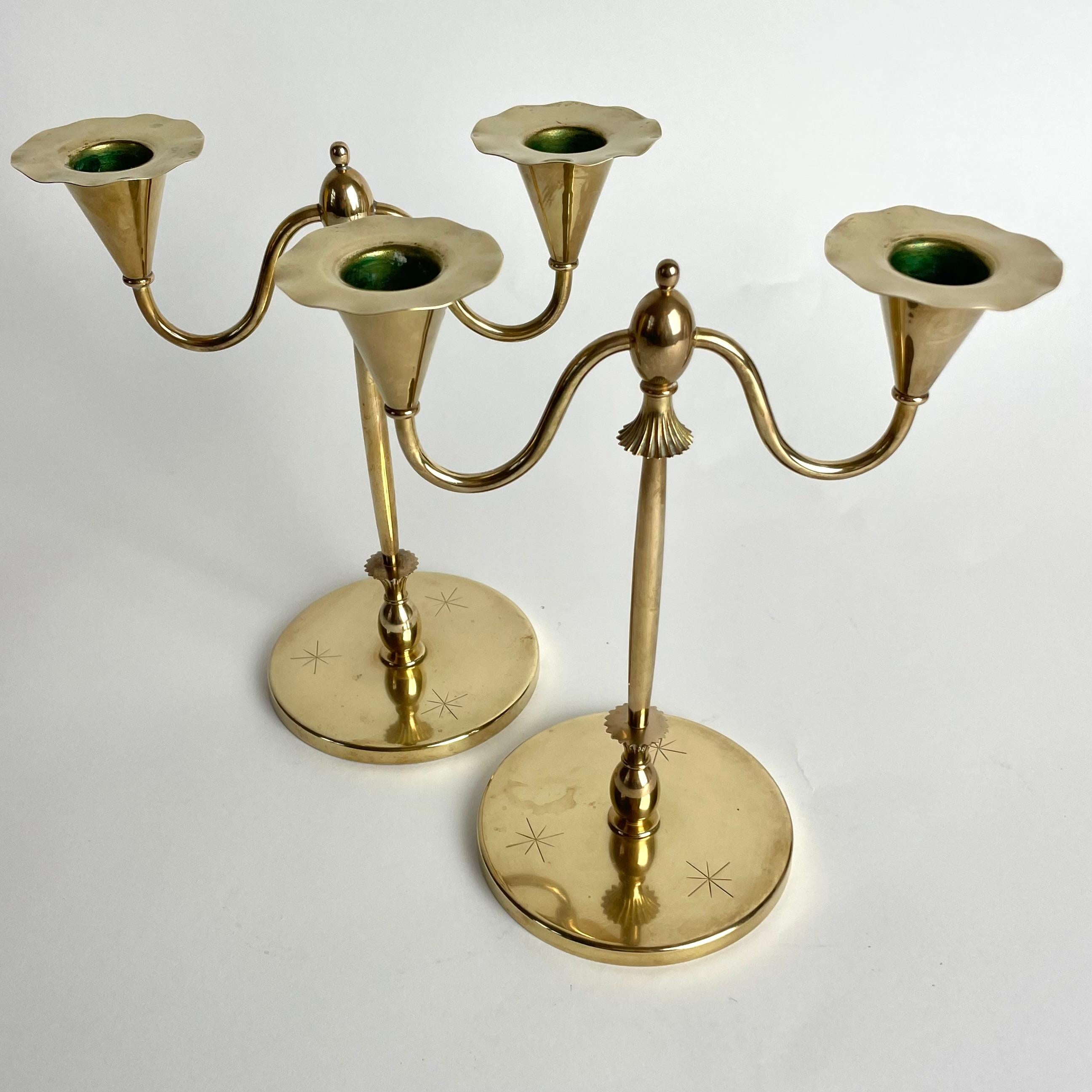 Suédois Une petite et élégante paire de candélabres en laiton Grace suédoise, années 1920 en vente