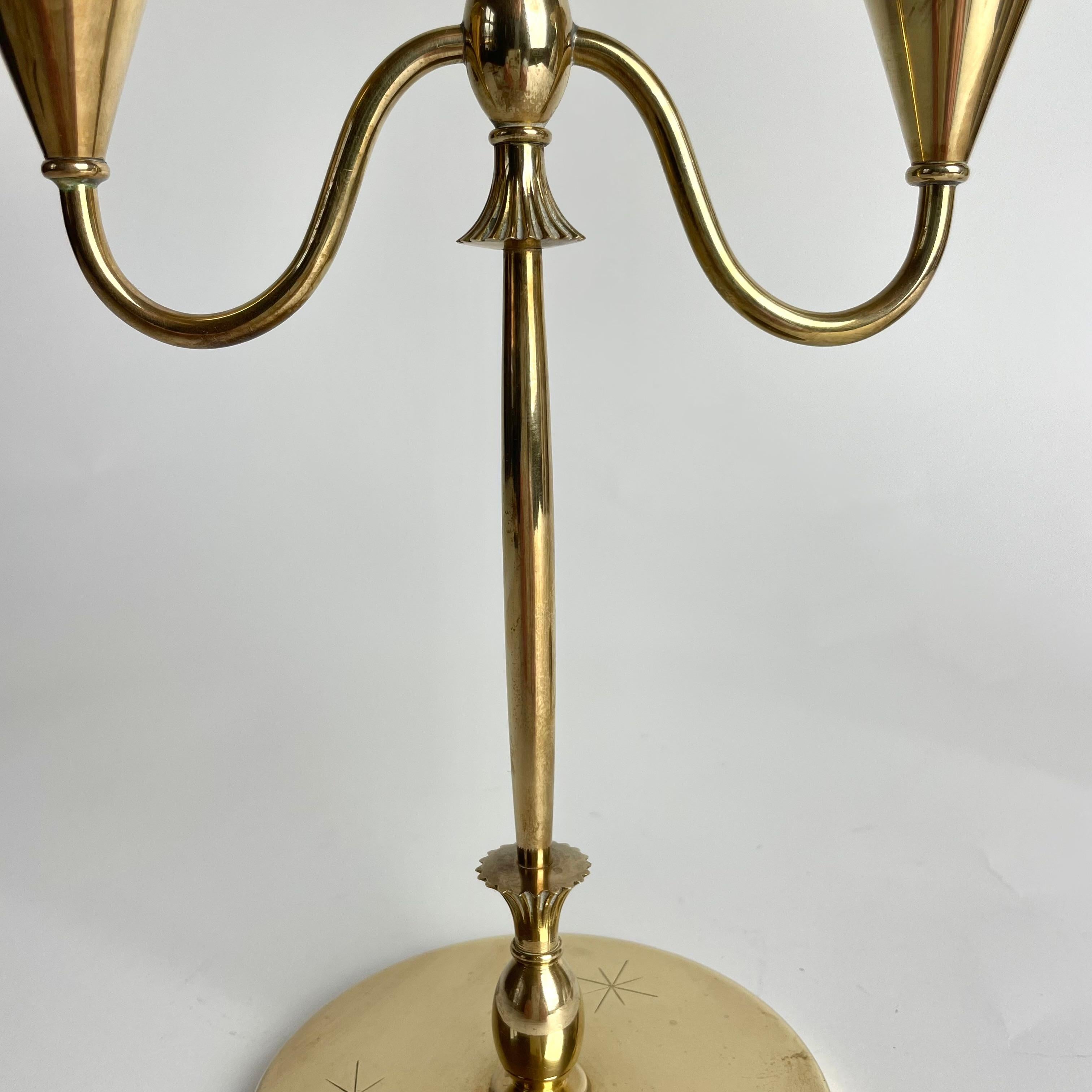 Une petite et élégante paire de candélabres en laiton Grace suédoise, années 1920 Bon état - En vente à Knivsta, SE