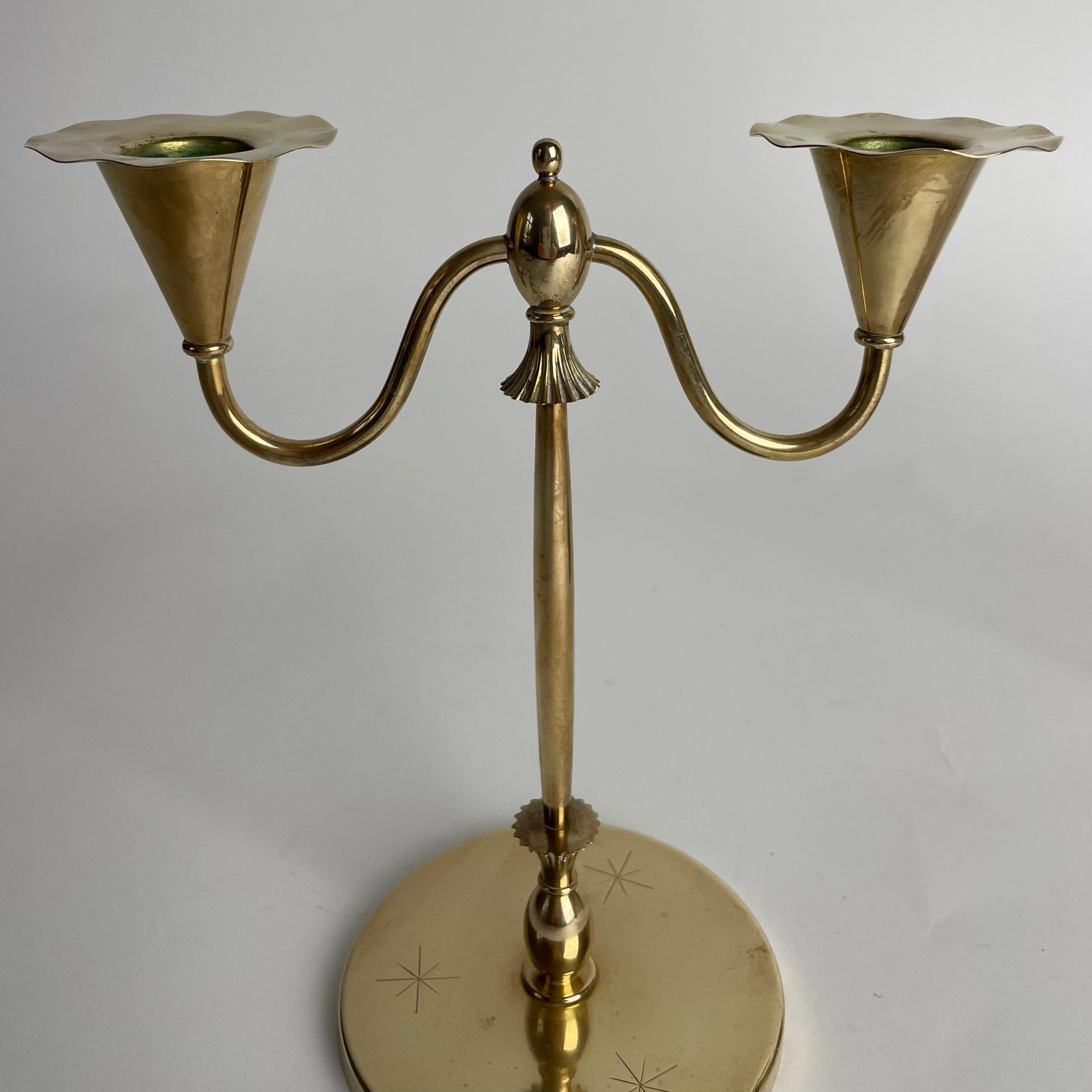 Début du 20ème siècle Une petite et élégante paire de candélabres en laiton Grace suédoise, années 1920 en vente