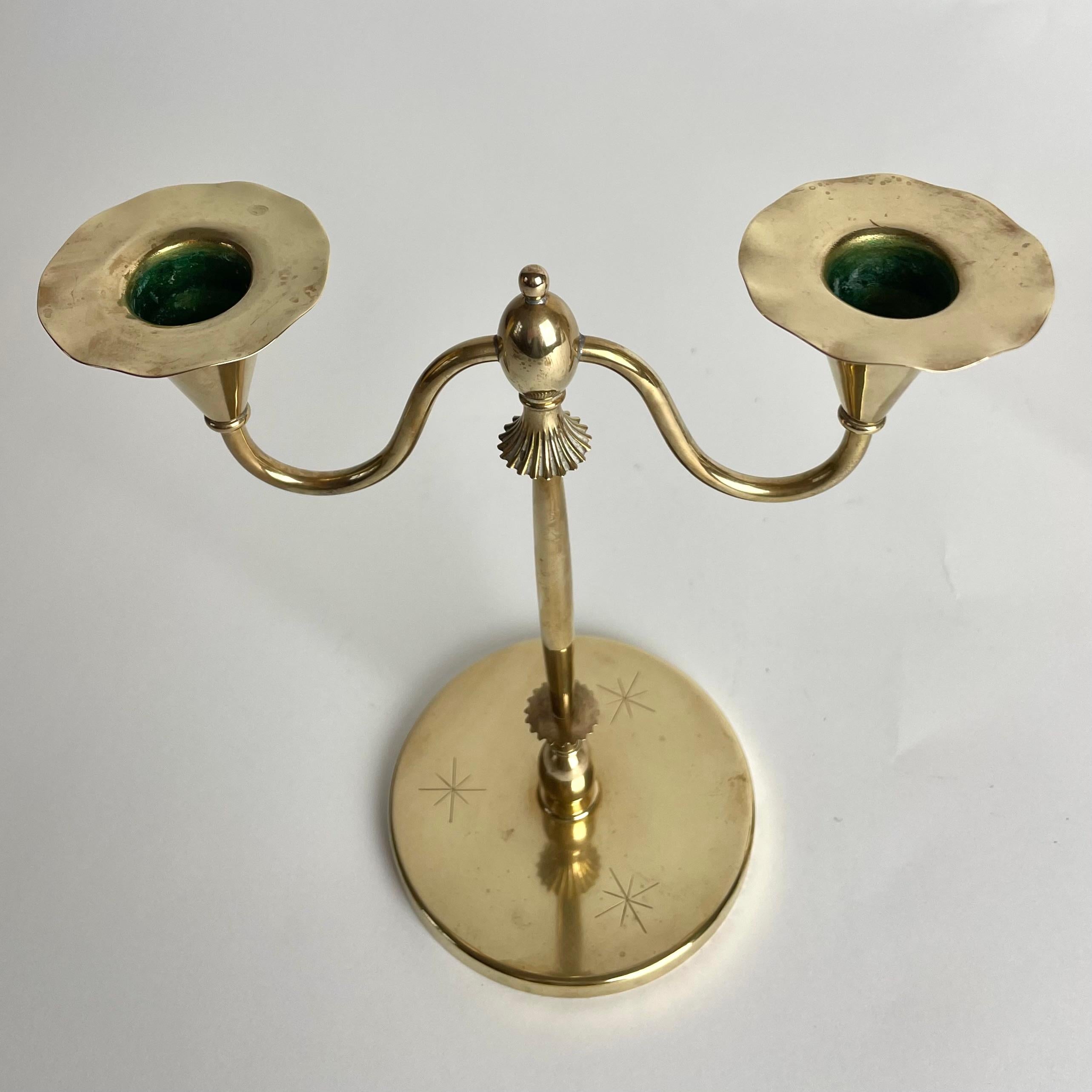 Laiton Une petite et élégante paire de candélabres en laiton Grace suédoise, années 1920 en vente