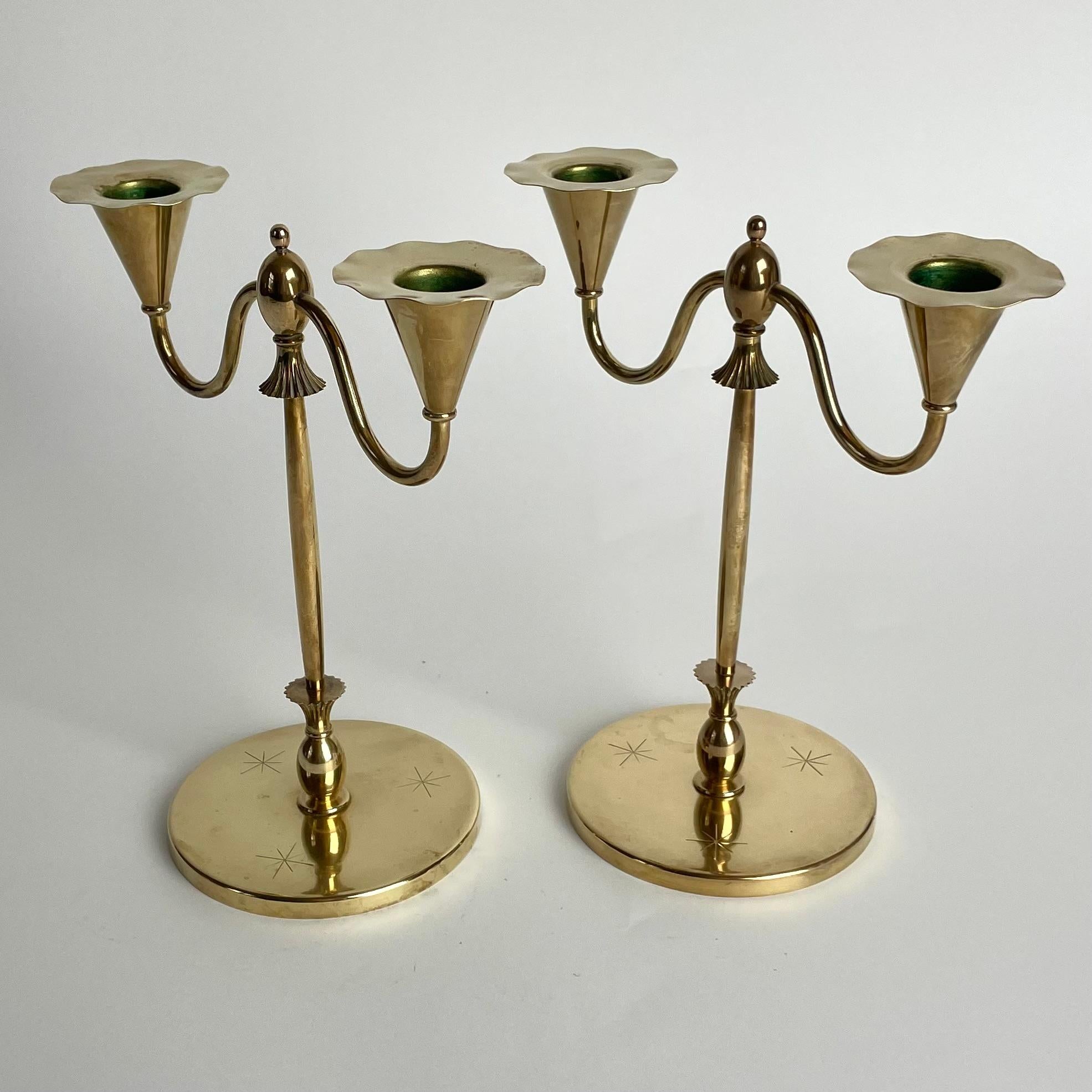 Une petite et élégante paire de candélabres en laiton Grace suédoise, années 1920 en vente 1