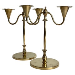 Una piccola ed elegante coppia di candelabri in ottone. Grace svedese, anni '20