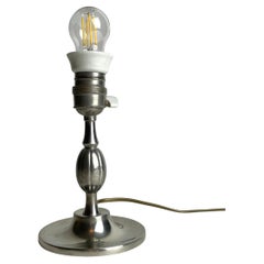 Eine kleine und elegante Tischlampe aus Zinn in schwedischem Zinn Grace aus dem Jahr 1930.