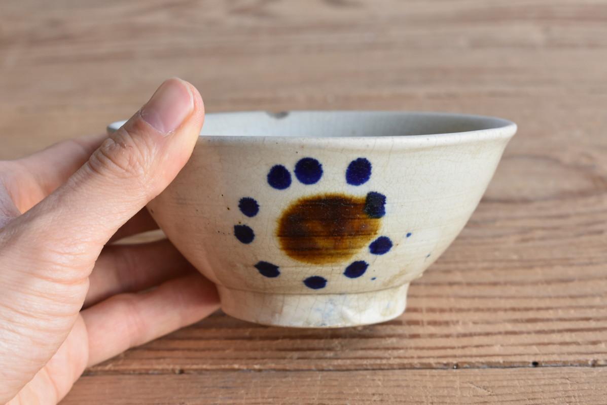 This is an Okinawan bowl that was baked around the Meiji era (1868-1912).
Okinawa is a small island at the southernmost tip of Japan.
Today, it is a very famous island as a tourist destination.

And this is one of the Okinawan kilns called