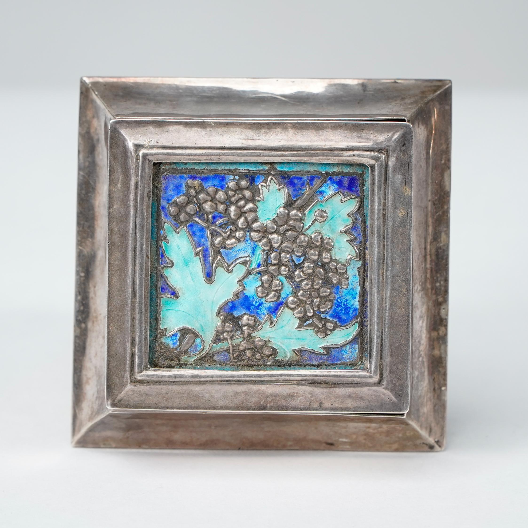 A small Arts and Crafts silver plated jewellery box with enamel decoration In Good Condition For Sale In London, GB