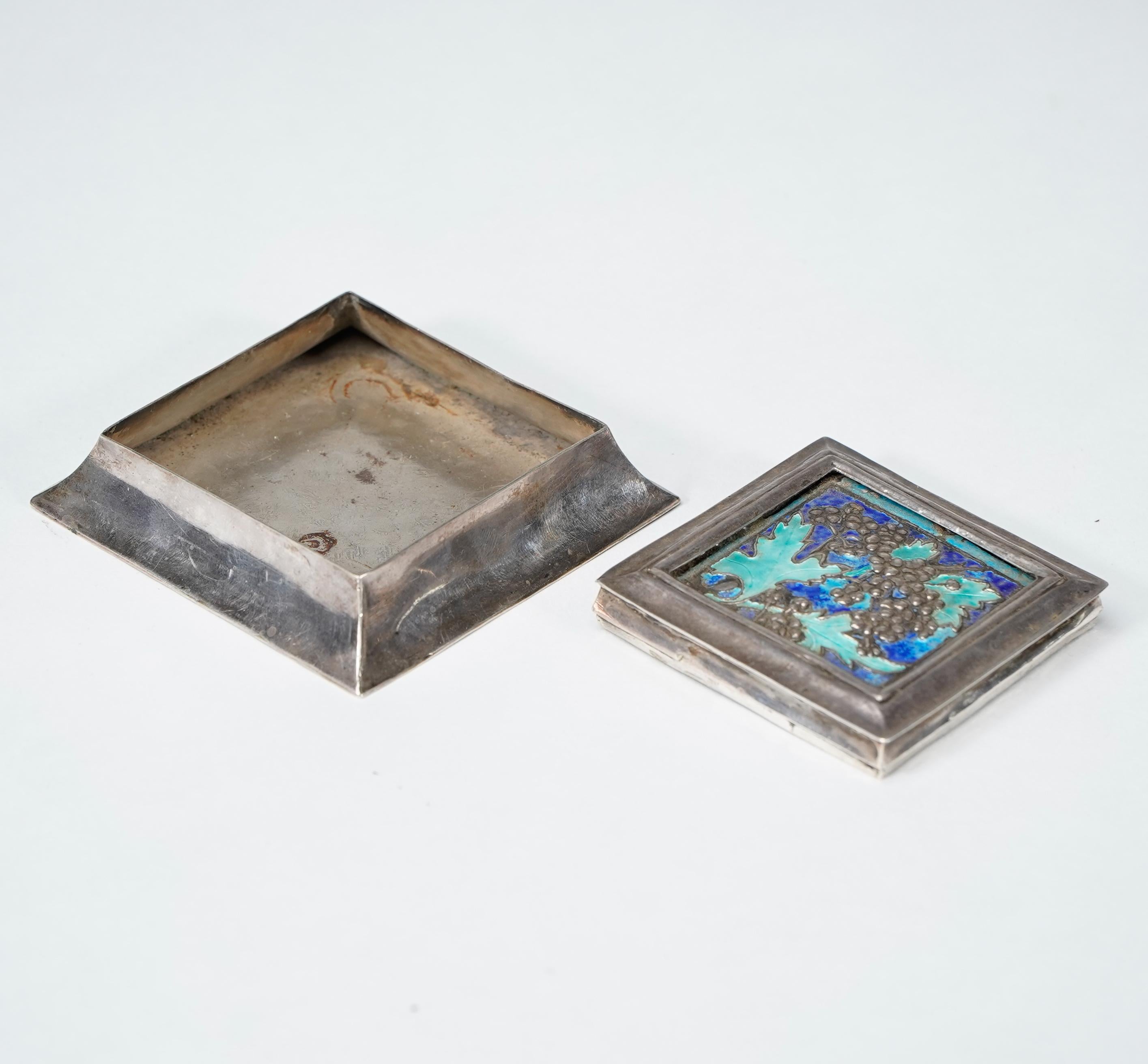 A small Arts and Crafts silver plated jewellery box with enamel decoration For Sale 3