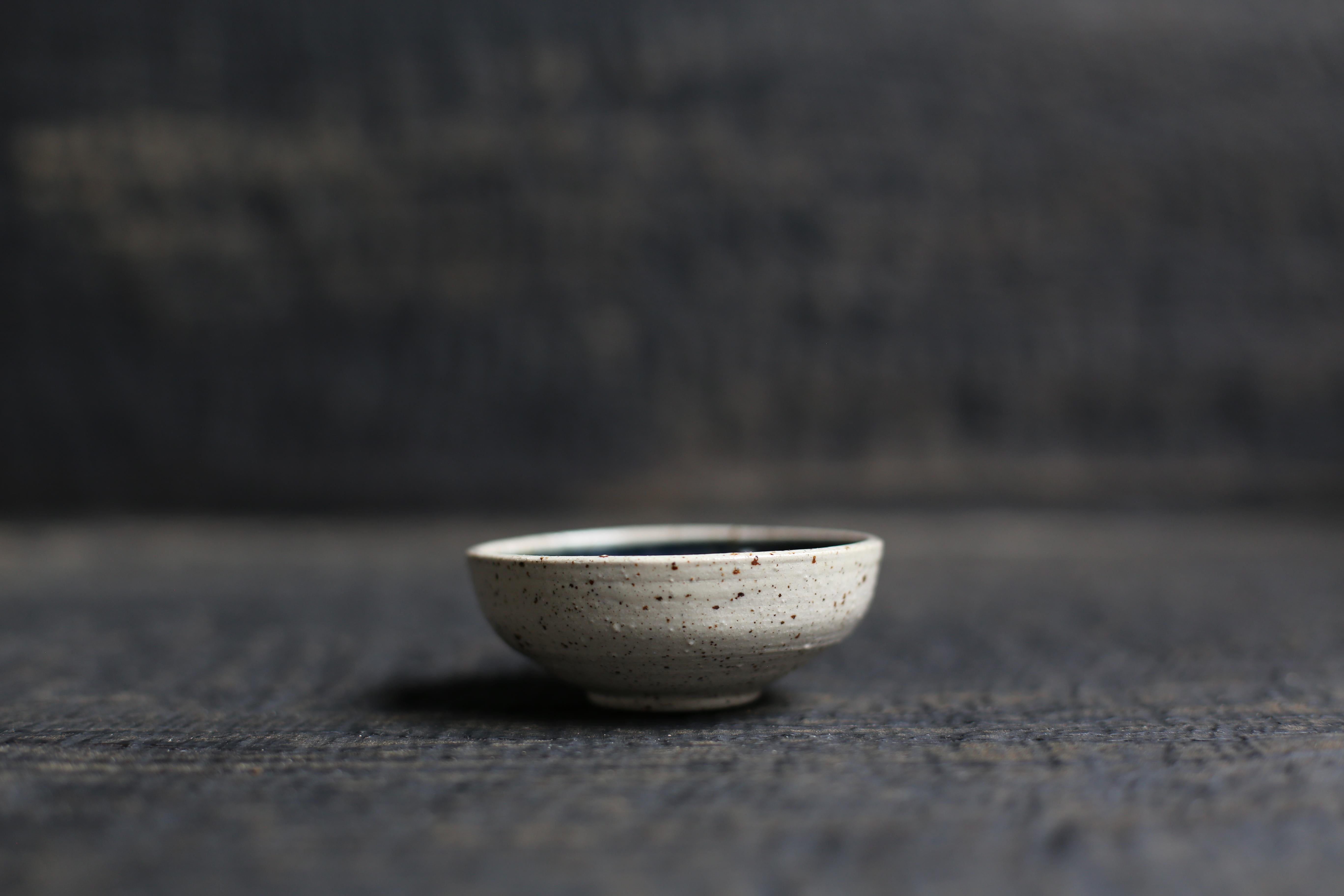 A small bowl in speckled clay + matte midnight blue glaze
2022s / Belgium
Size : f80 h35 mm
Artist : Sigrid Volders


[Sigrid Volders]
Based in Antwerp, Belgium, she works vigorously as a ceramic artist, mainly as a hair-making artist active