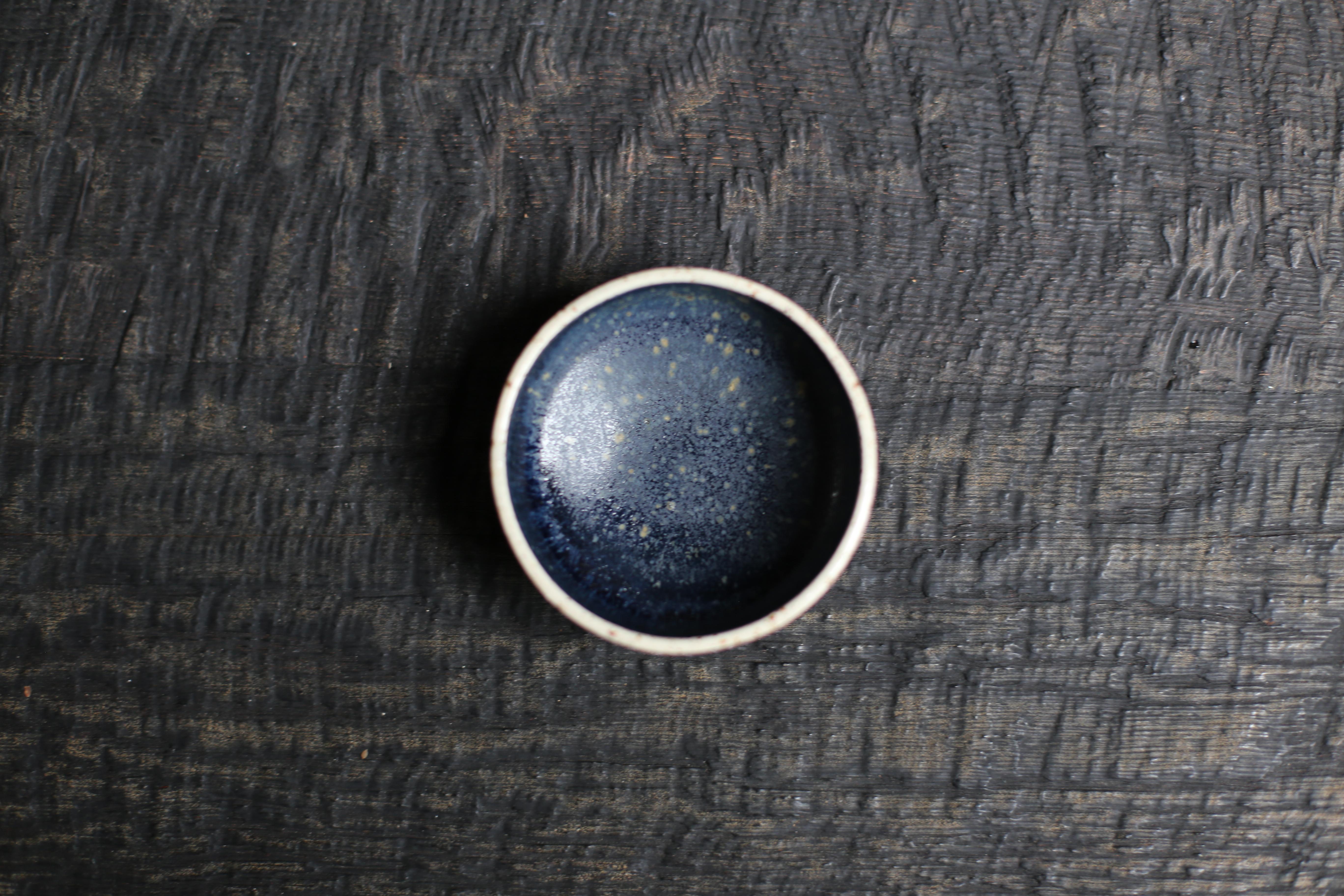 Moderne Petit bol en argile mouchetée et glaçure bleu nuit mate en vente
