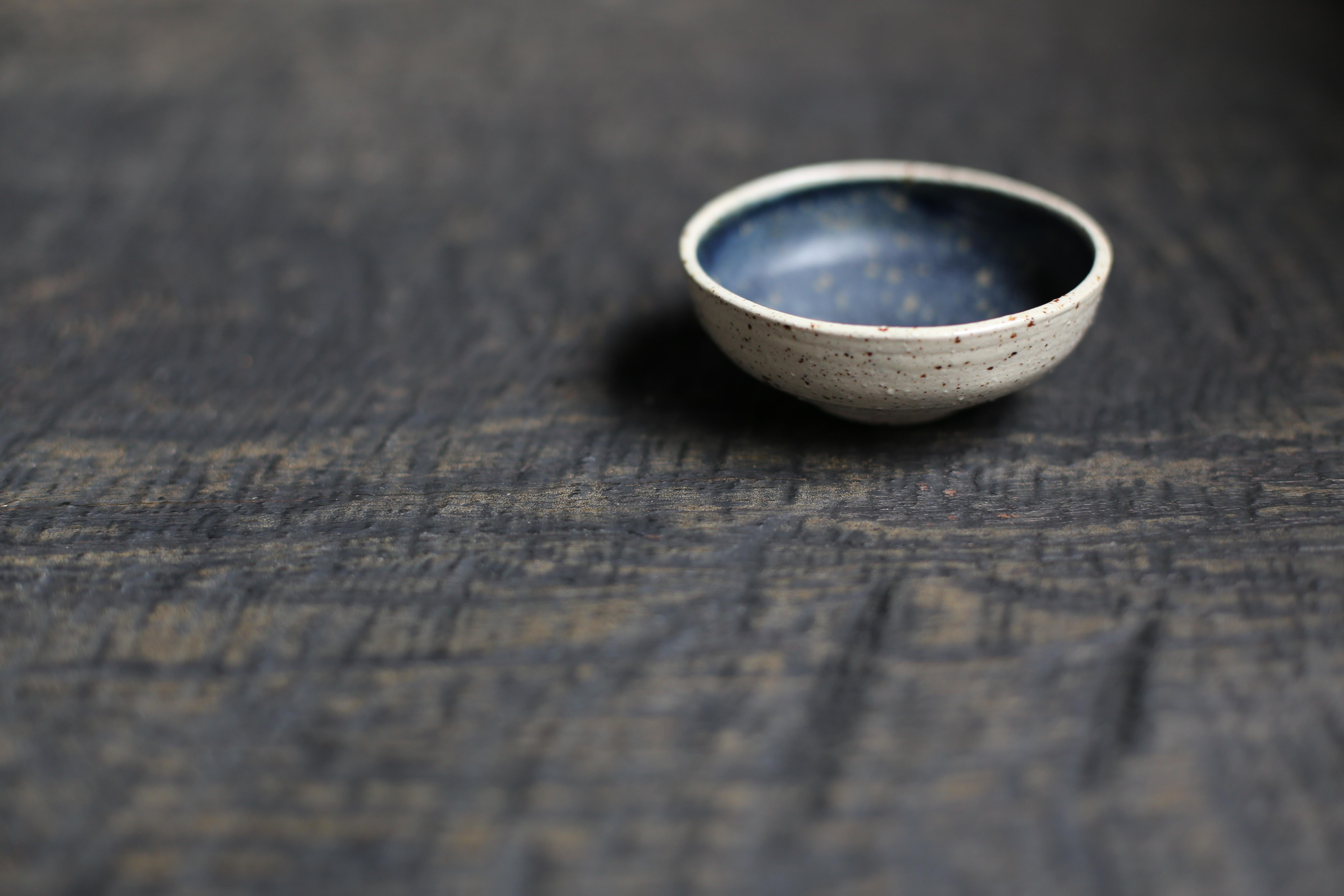 Cuenco pequeño de arcilla moteada + esmalte azul medianoche mate Belga en venta