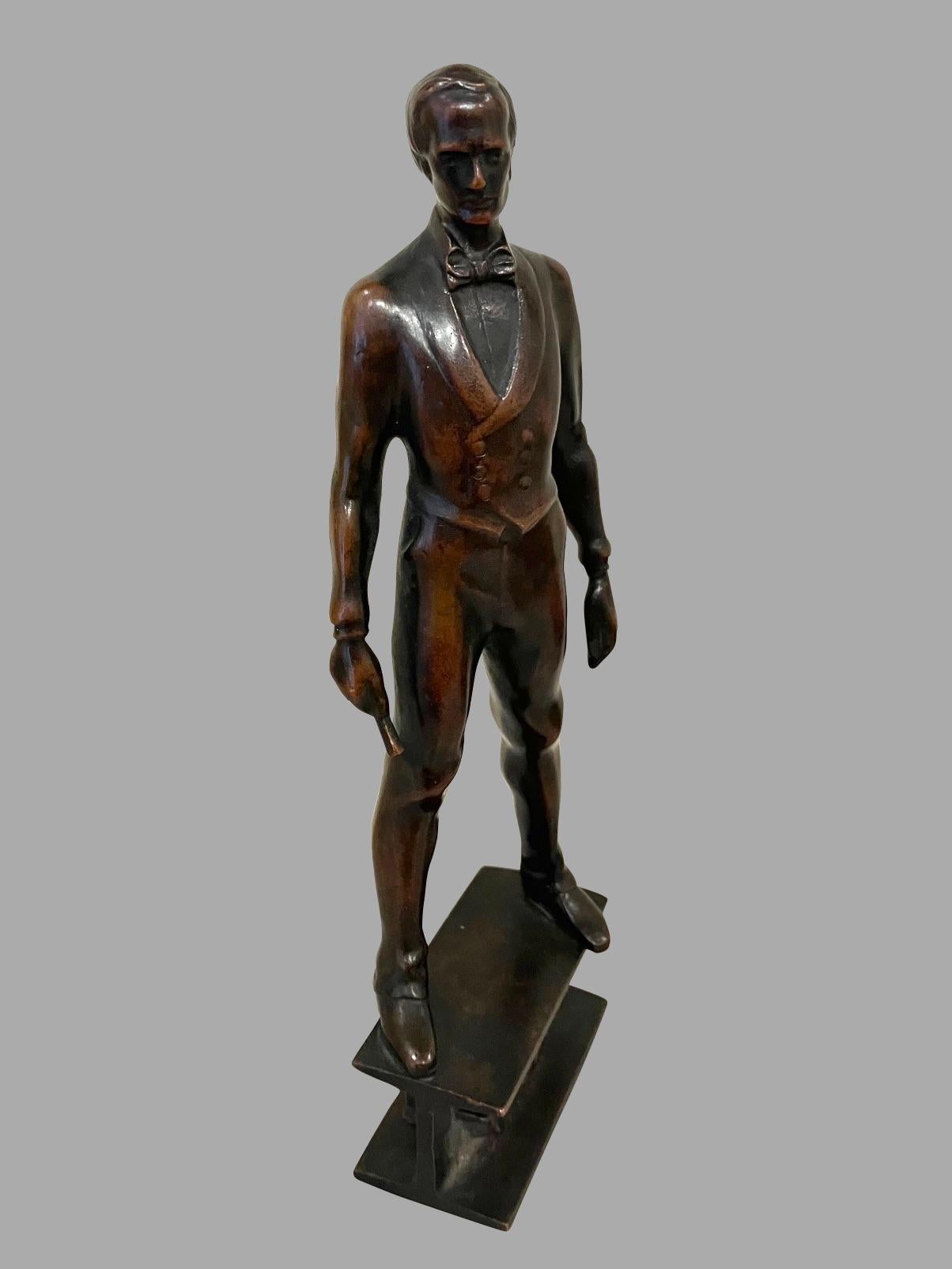 Un piccolo bronzo raffigurante un uomo in piedi in abiti formali che impugna una bacchetta In condizioni buone in vendita a San Francisco, CA