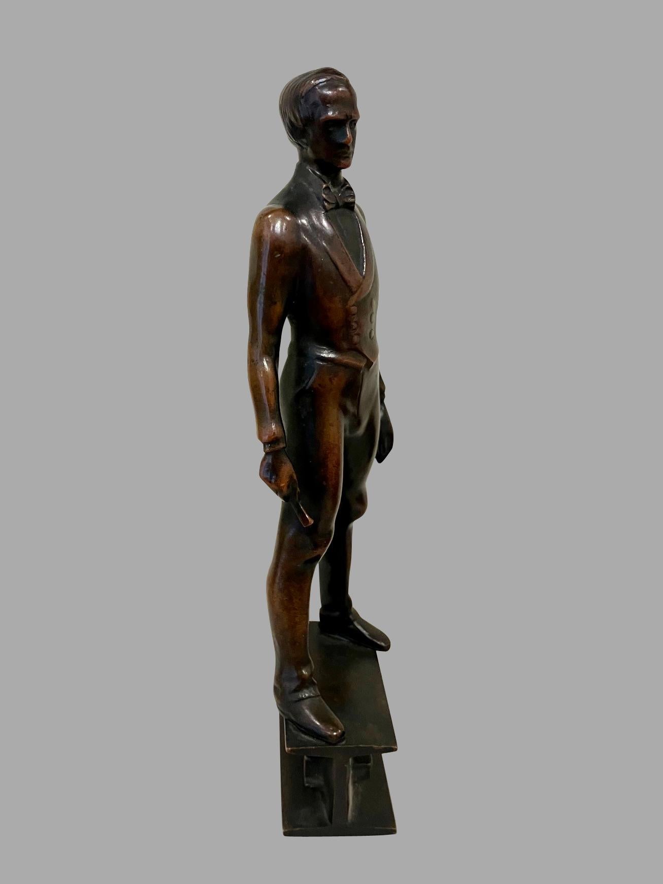 XIX secolo Un piccolo bronzo raffigurante un uomo in piedi in abiti formali che impugna una bacchetta in vendita