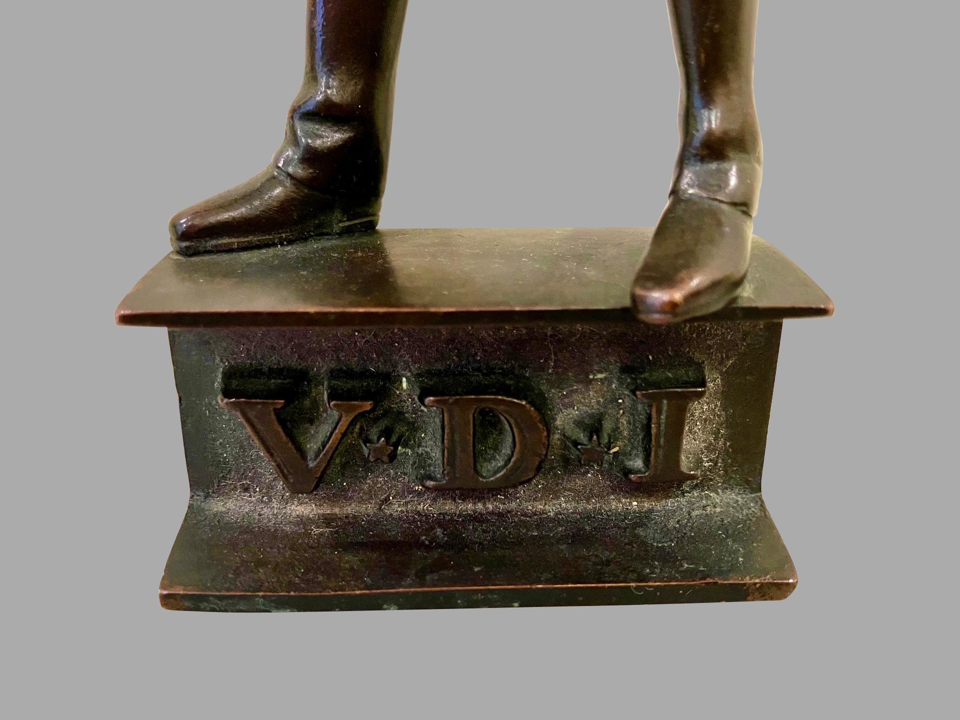 Un piccolo bronzo raffigurante un uomo in piedi in abiti formali che impugna una bacchetta in vendita 2