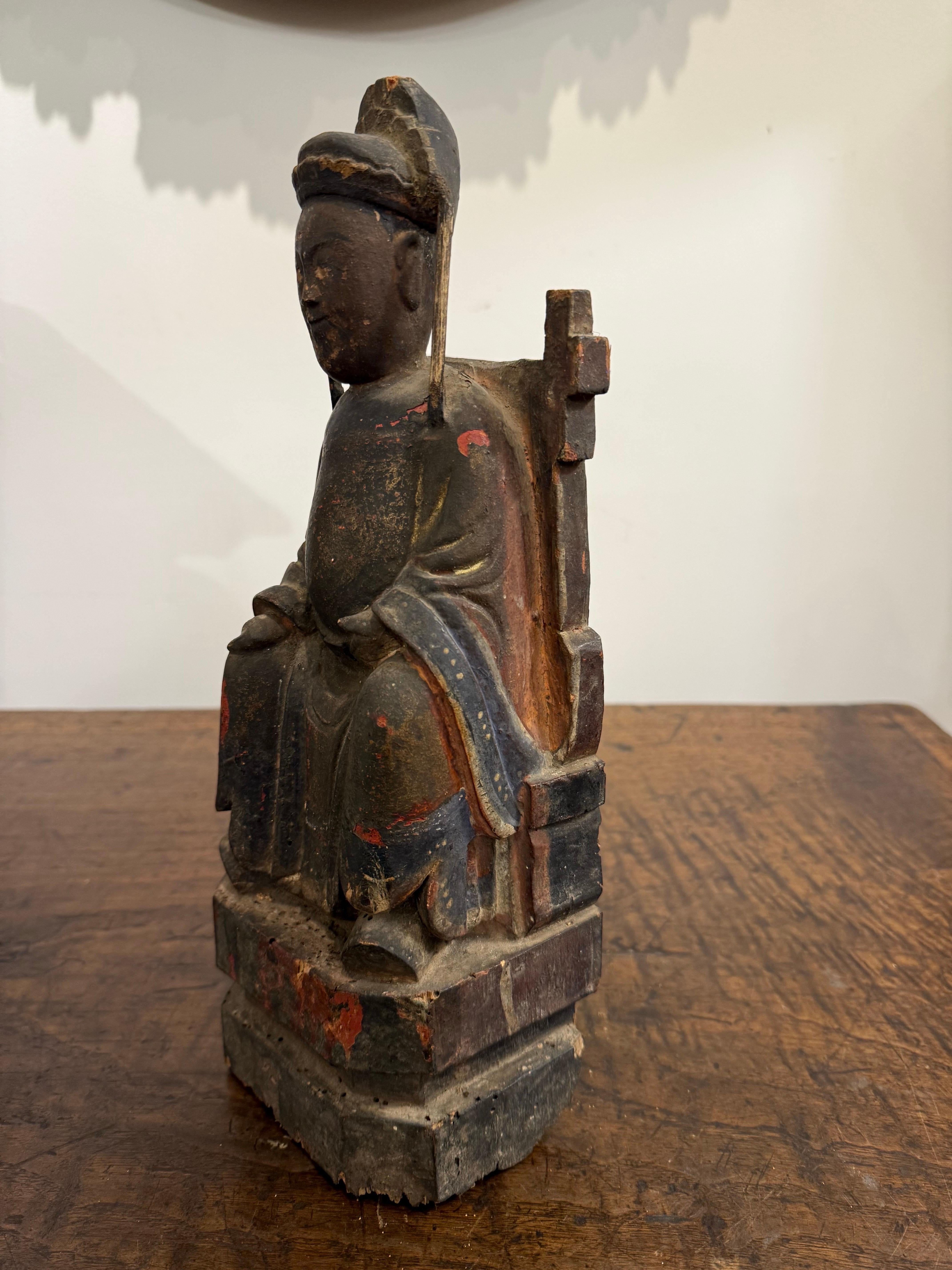 Petite figurine chinoise en bois sculpté, doré et polychrome, Dynastie Ming

Provenance :  
Collection privée australienne ancienne Acquis sur le marché de Pékin dans les années 1980.

Description :
La cavité au dos identifie la figure comme une