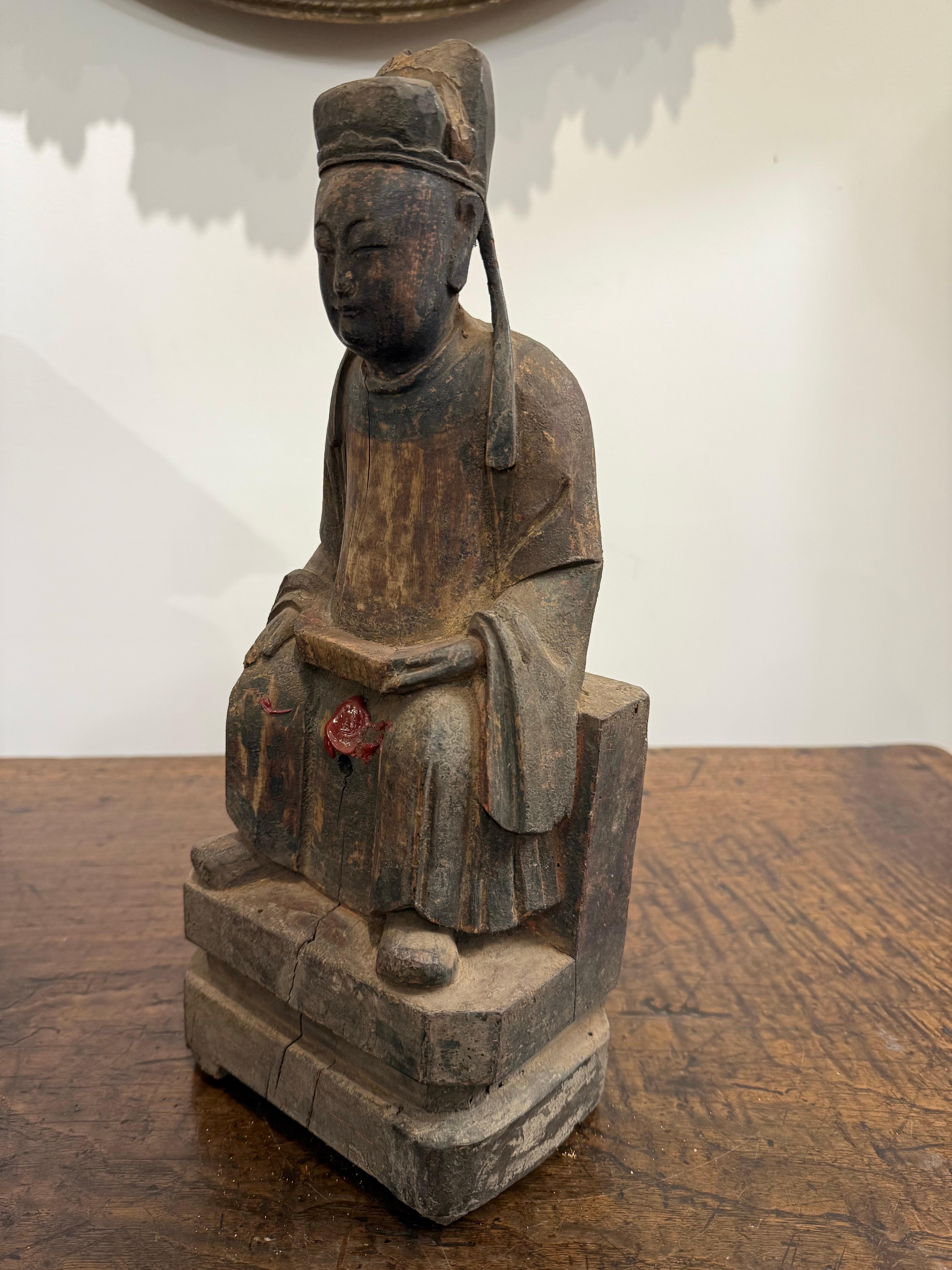 Petite figurine chinoise en bois sculpté, doré et polychrome, Dynastie Ming 

Provenance : Collection privée australienne ancienne Acquis sur le marché de Pékin dans les années 1980.

Description :
Figure de dévotion, comme en témoigne la cavité