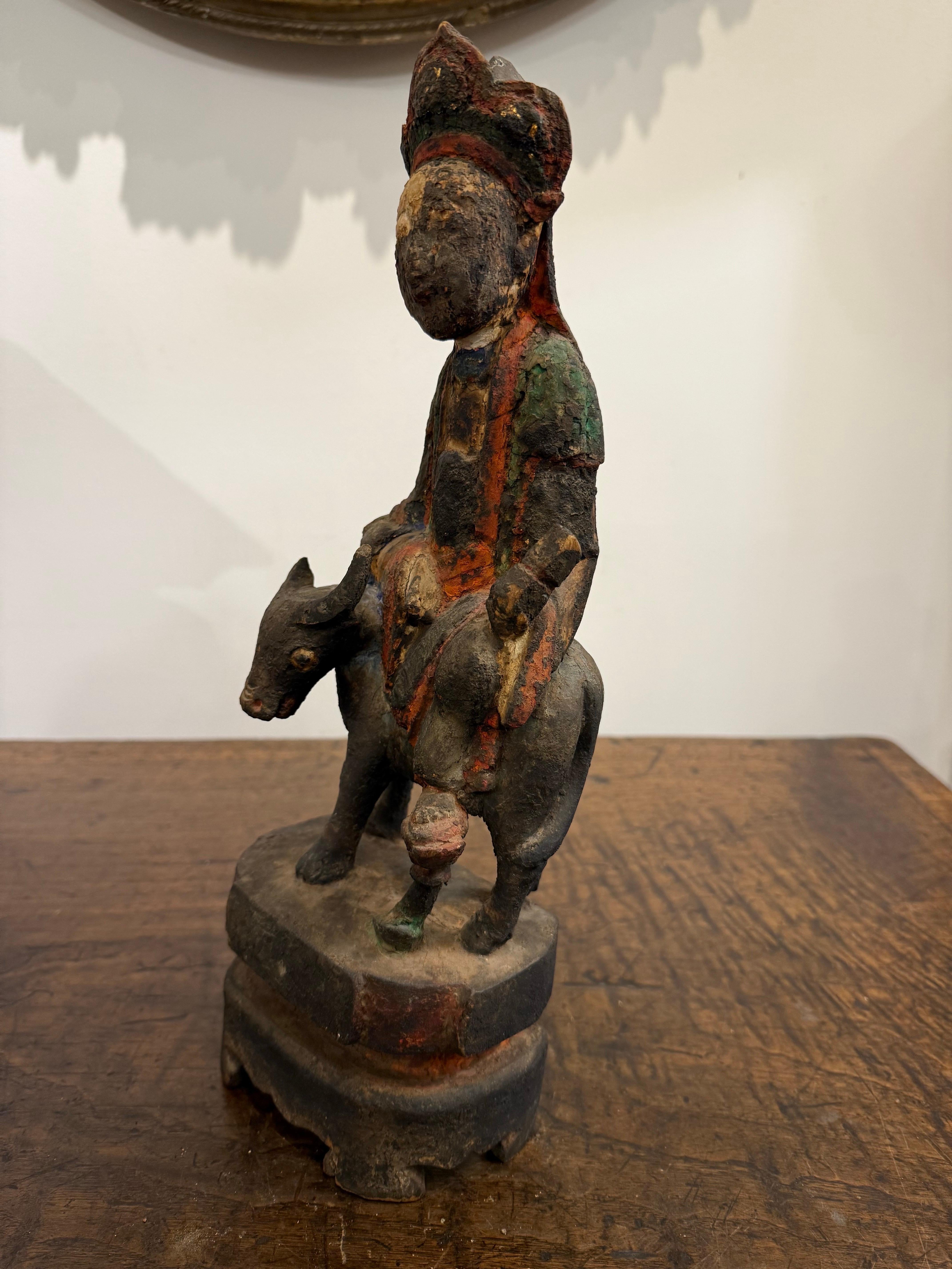 Petite figurine chinoise en bois sculpté, doré et polychrome, Dynastie Ming

Provenance : Collection privée australienne ancienne Acquis sur le marché de Pékin dans les années 1980.

Description :
La cavité au dos identifie le groupe comme une