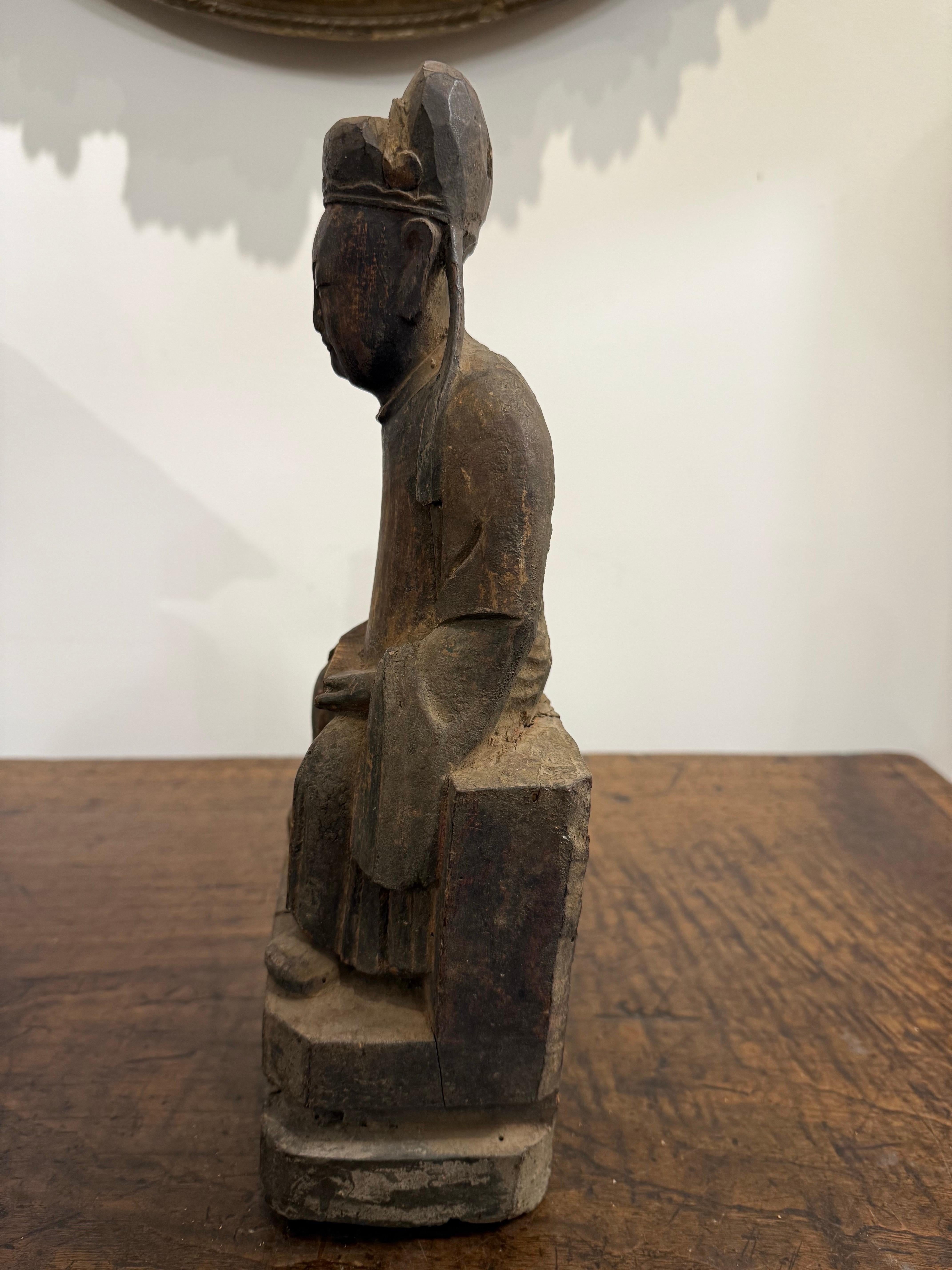 Chinois Petite figurine chinoise en bois sculpté, doré et polychrome, Dynastie Ming en vente