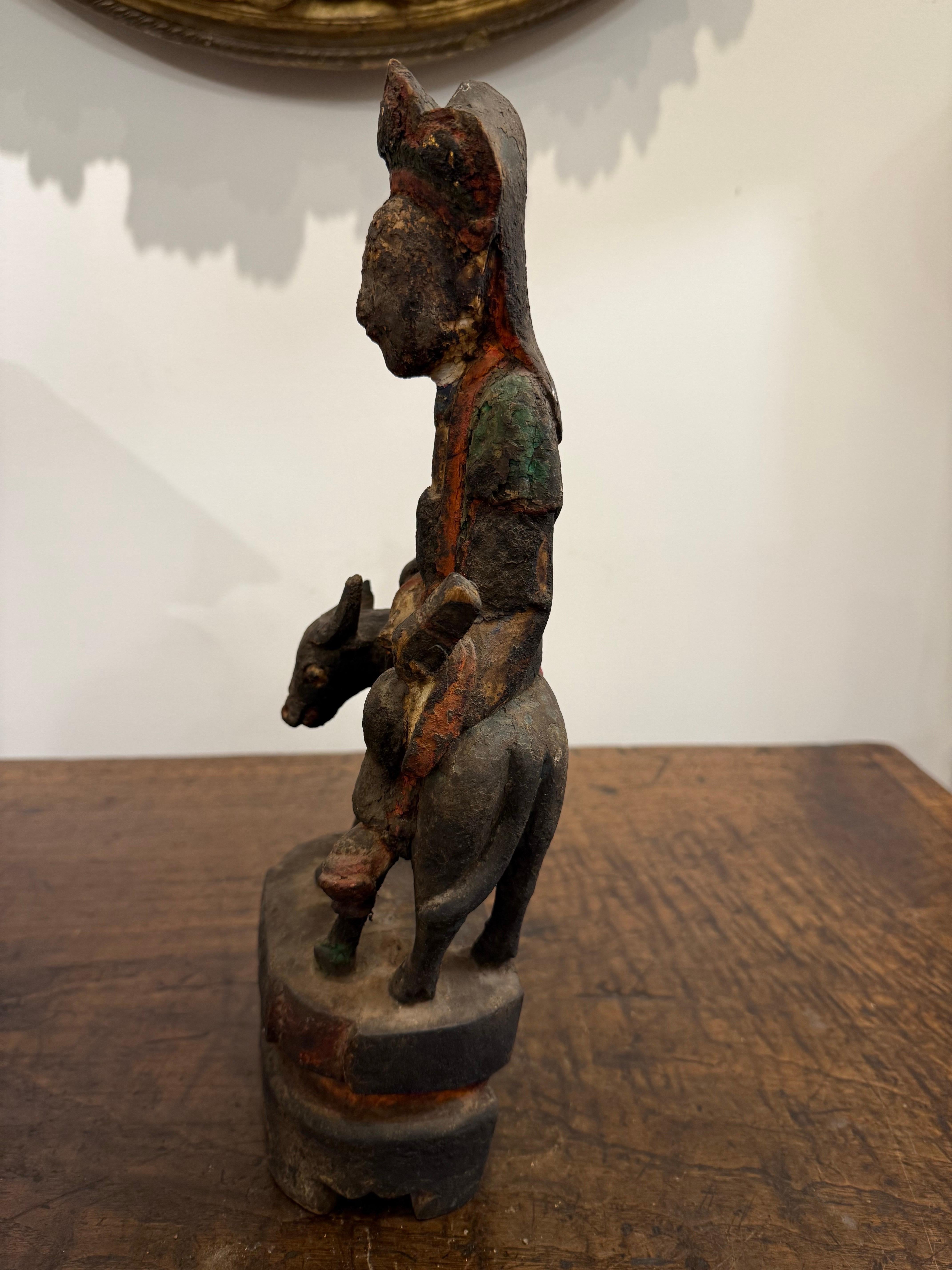 Chinois Petite figurine chinoise en bois sculpté, doré et polychrome, Dynastie Ming en vente