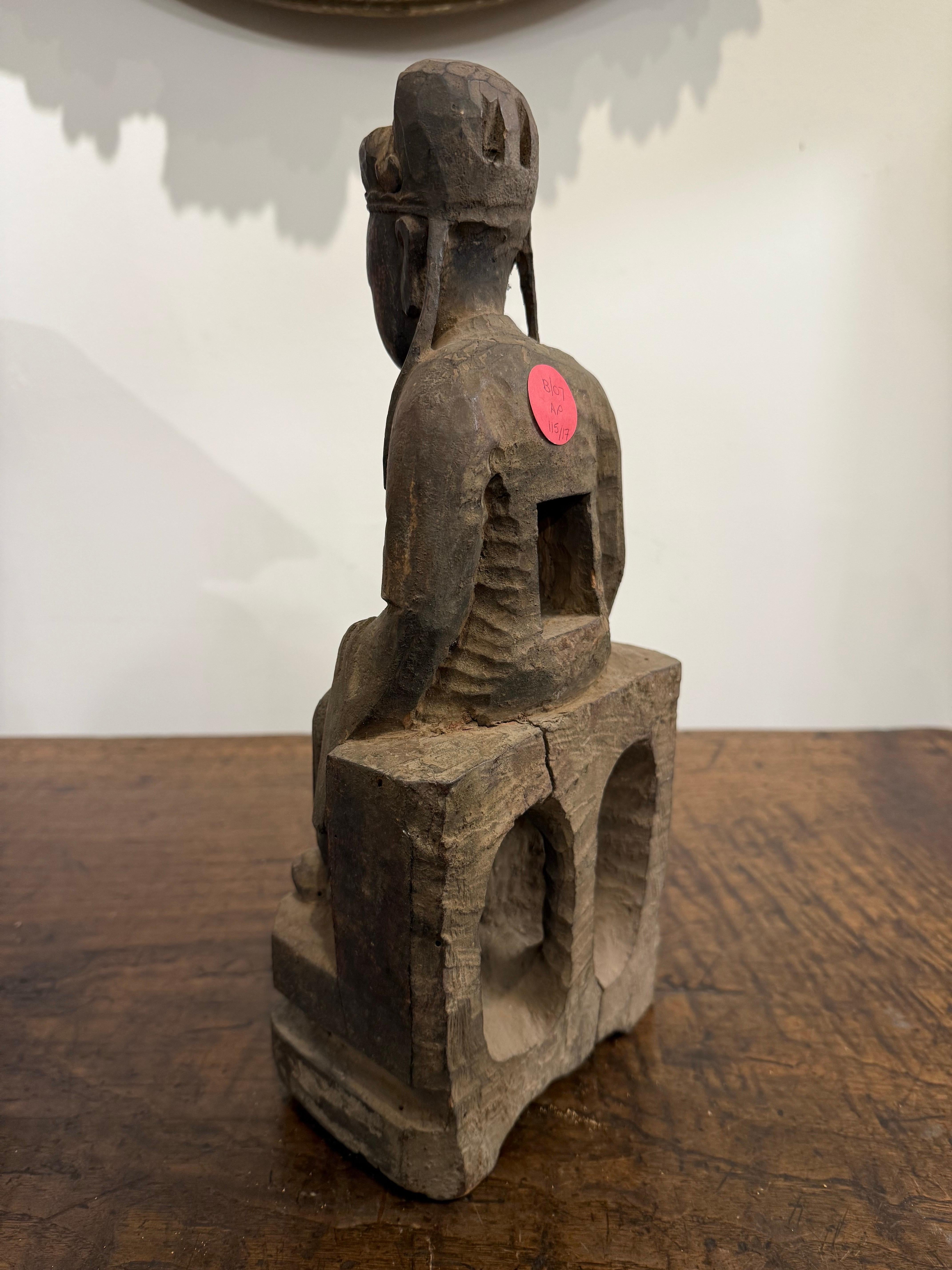 Doré Petite figurine chinoise en bois sculpté, doré et polychrome, Dynastie Ming en vente