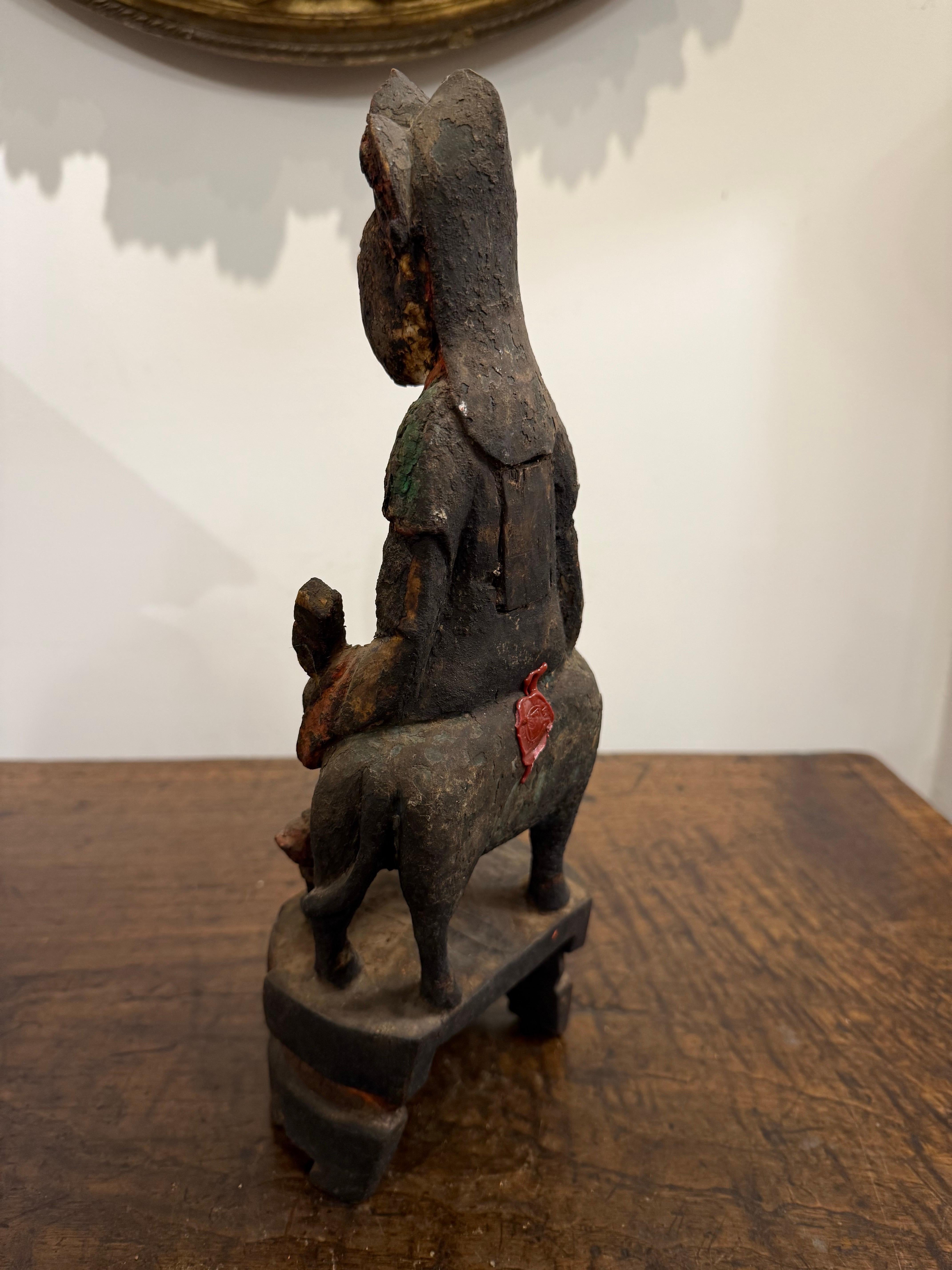 Doré Petite figurine chinoise en bois sculpté, doré et polychrome, Dynastie Ming en vente