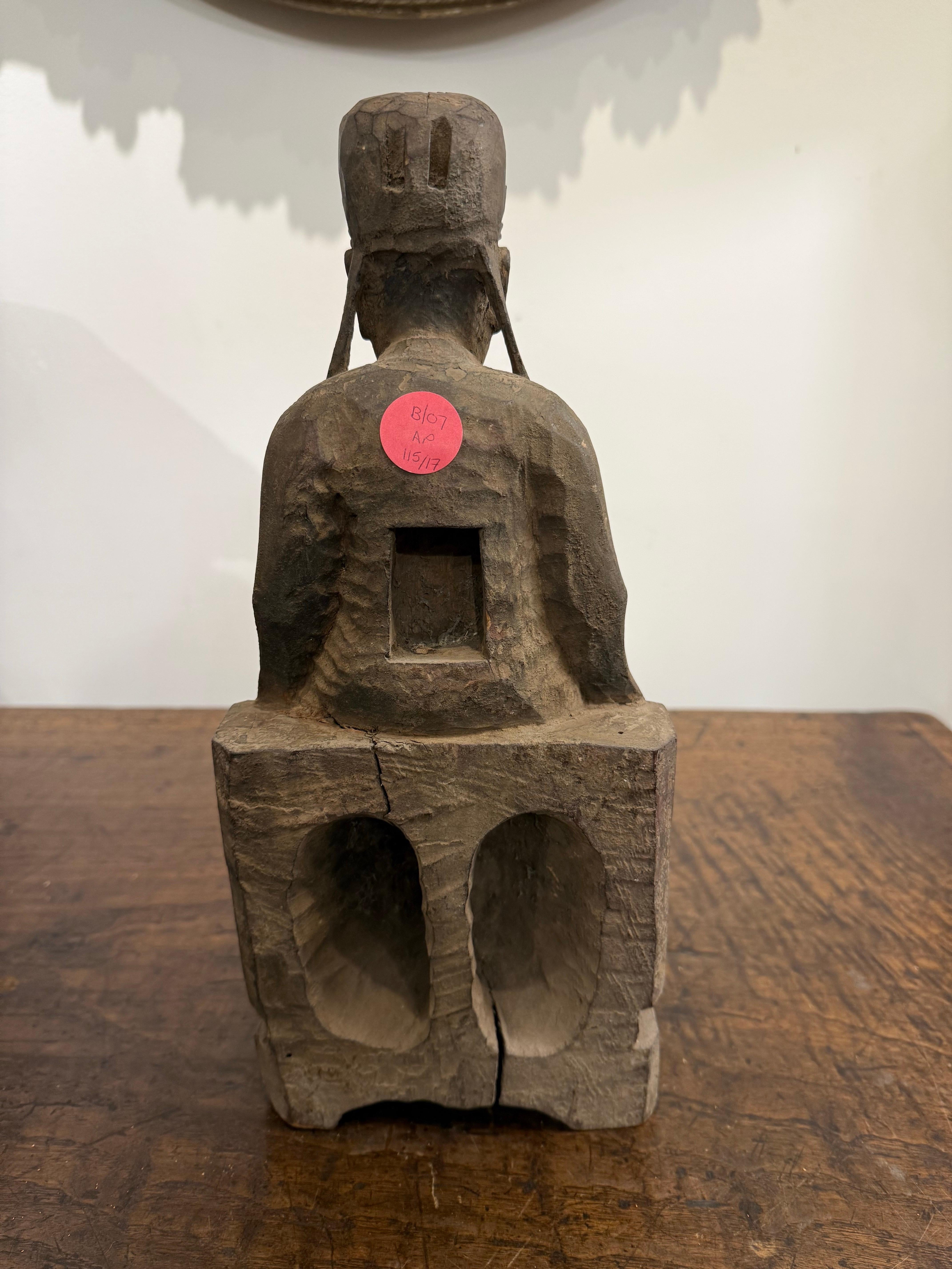 Petite figurine chinoise en bois sculpté, doré et polychrome, Dynastie Ming Bon état - En vente à ARMADALE, VIC