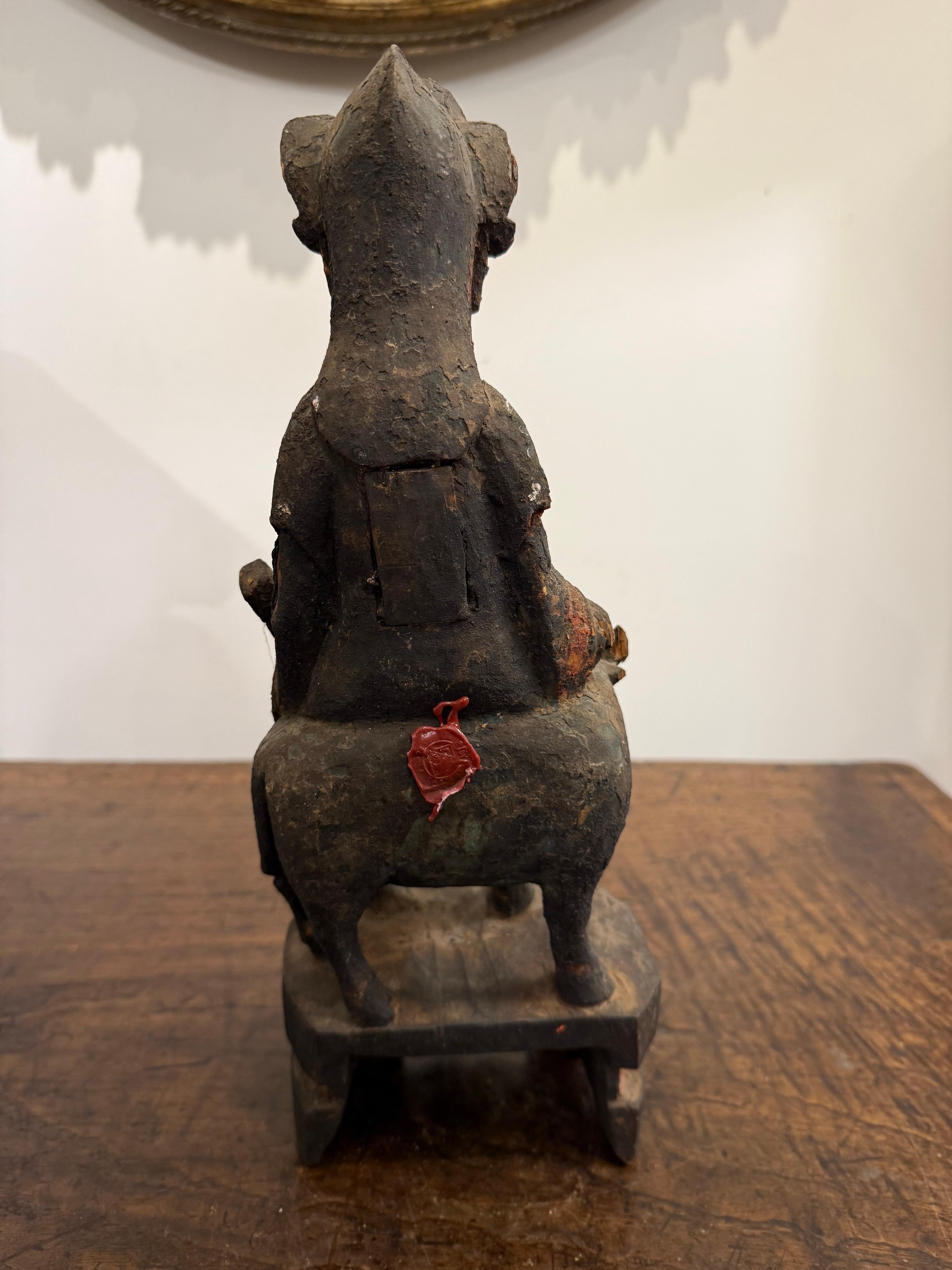 Petite figurine chinoise en bois sculpté, doré et polychrome, Dynastie Ming Bon état - En vente à ARMADALE, VIC