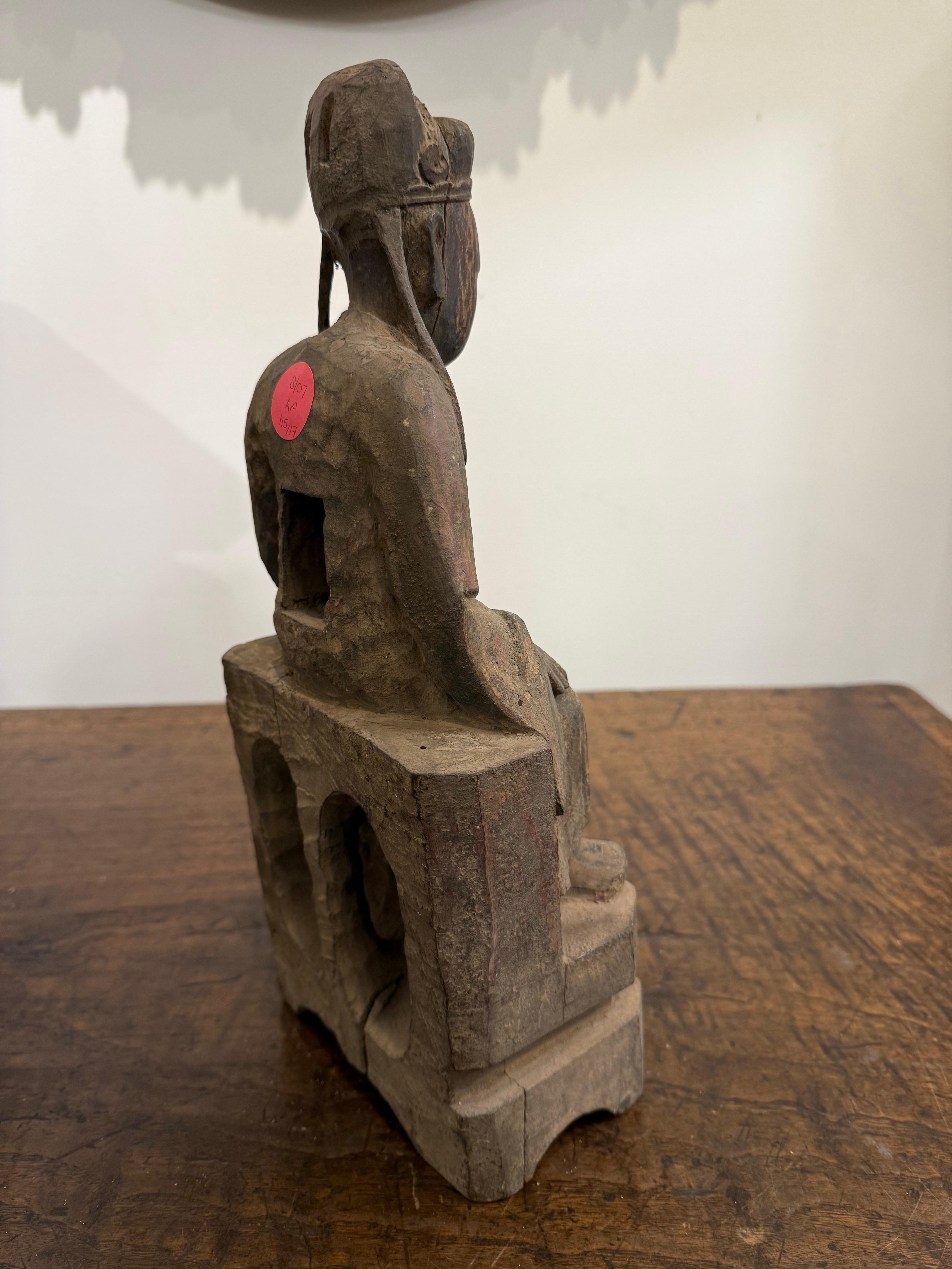 XVIIIe siècle et antérieur Petite figurine chinoise en bois sculpté, doré et polychrome, Dynastie Ming en vente