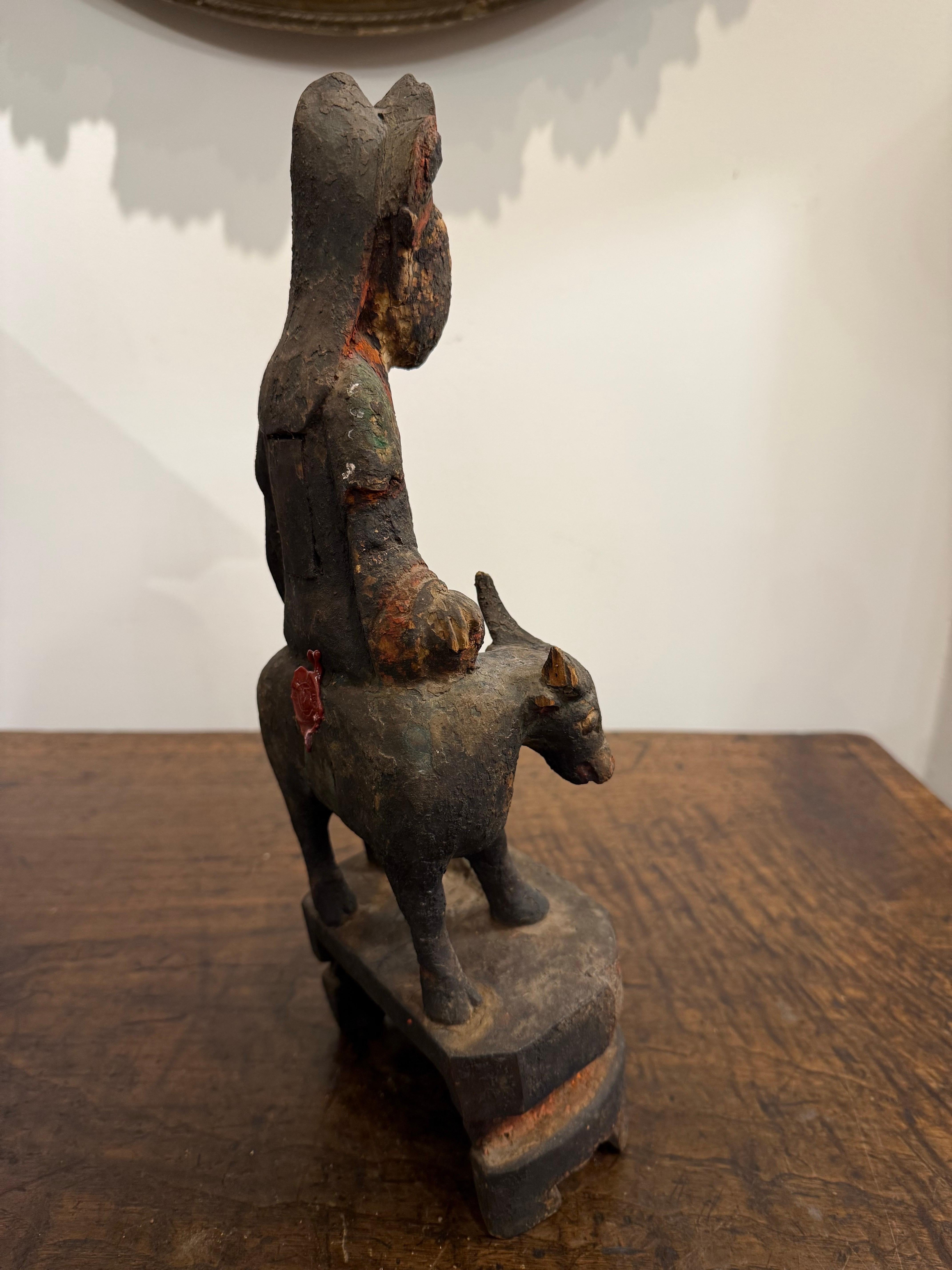 XVIIIe siècle et antérieur Petite figurine chinoise en bois sculpté, doré et polychrome, Dynastie Ming en vente