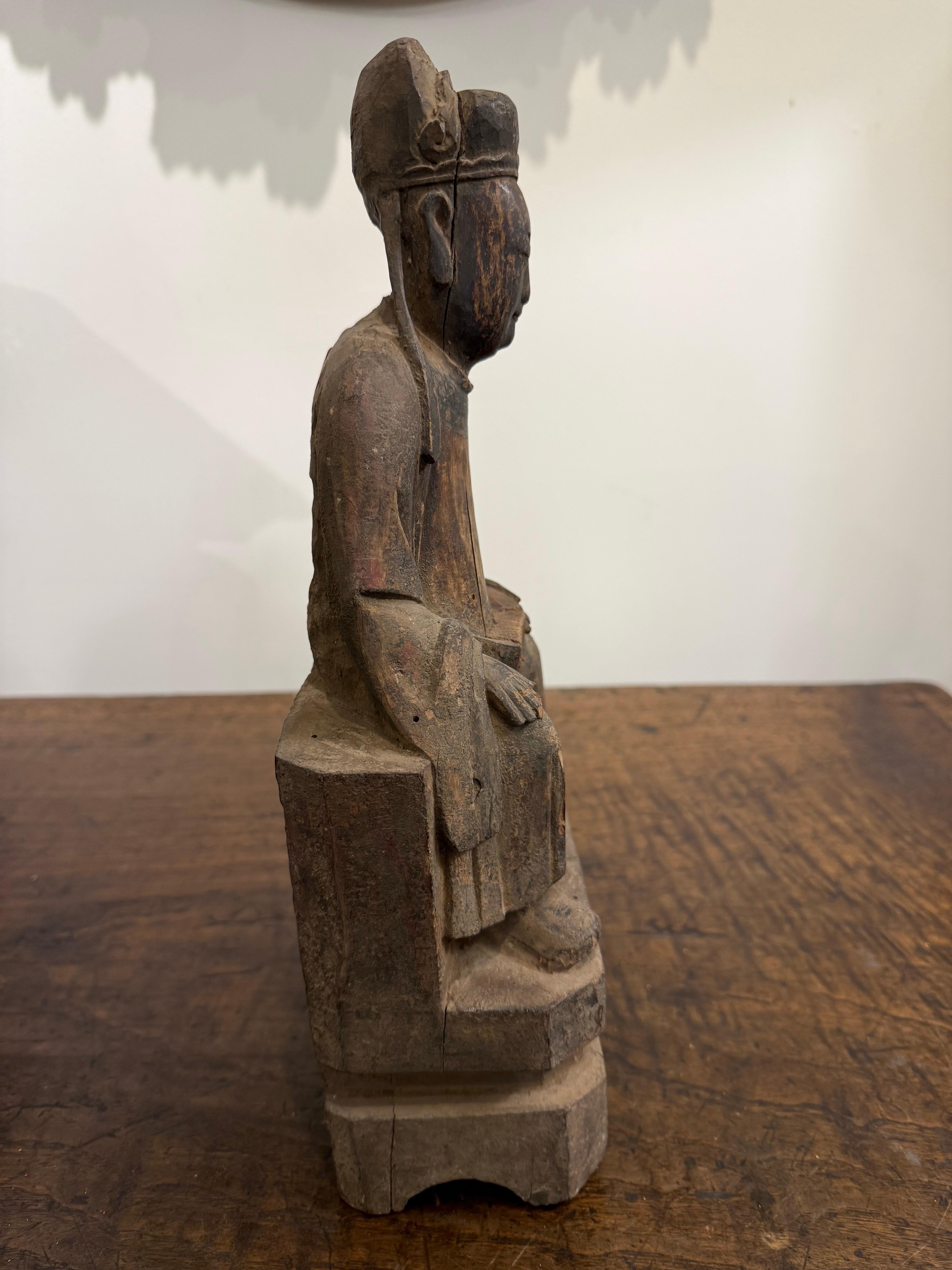 Bois Petite figurine chinoise en bois sculpté, doré et polychrome, Dynastie Ming en vente