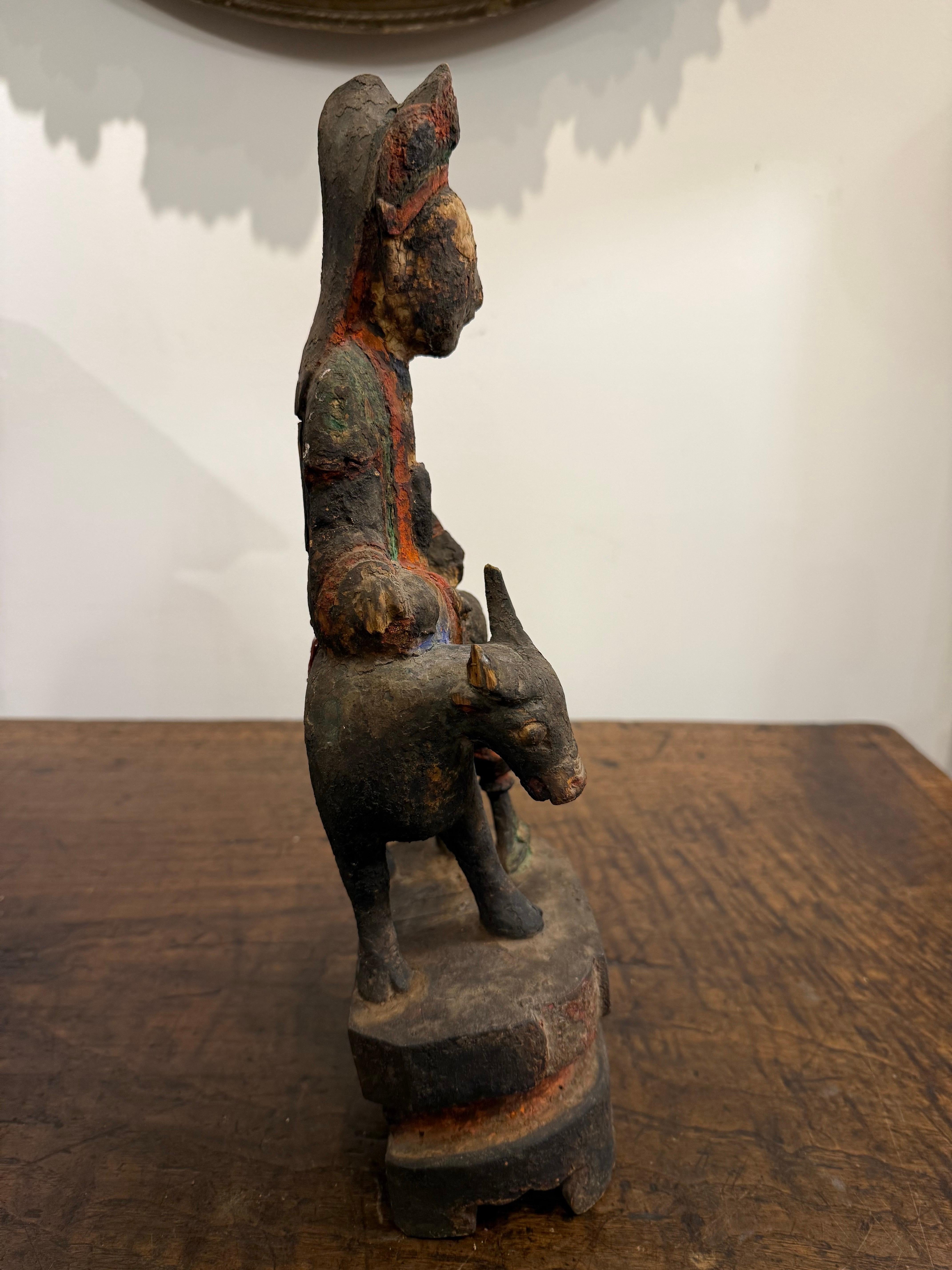 Bois Petite figurine chinoise en bois sculpté, doré et polychrome, Dynastie Ming en vente
