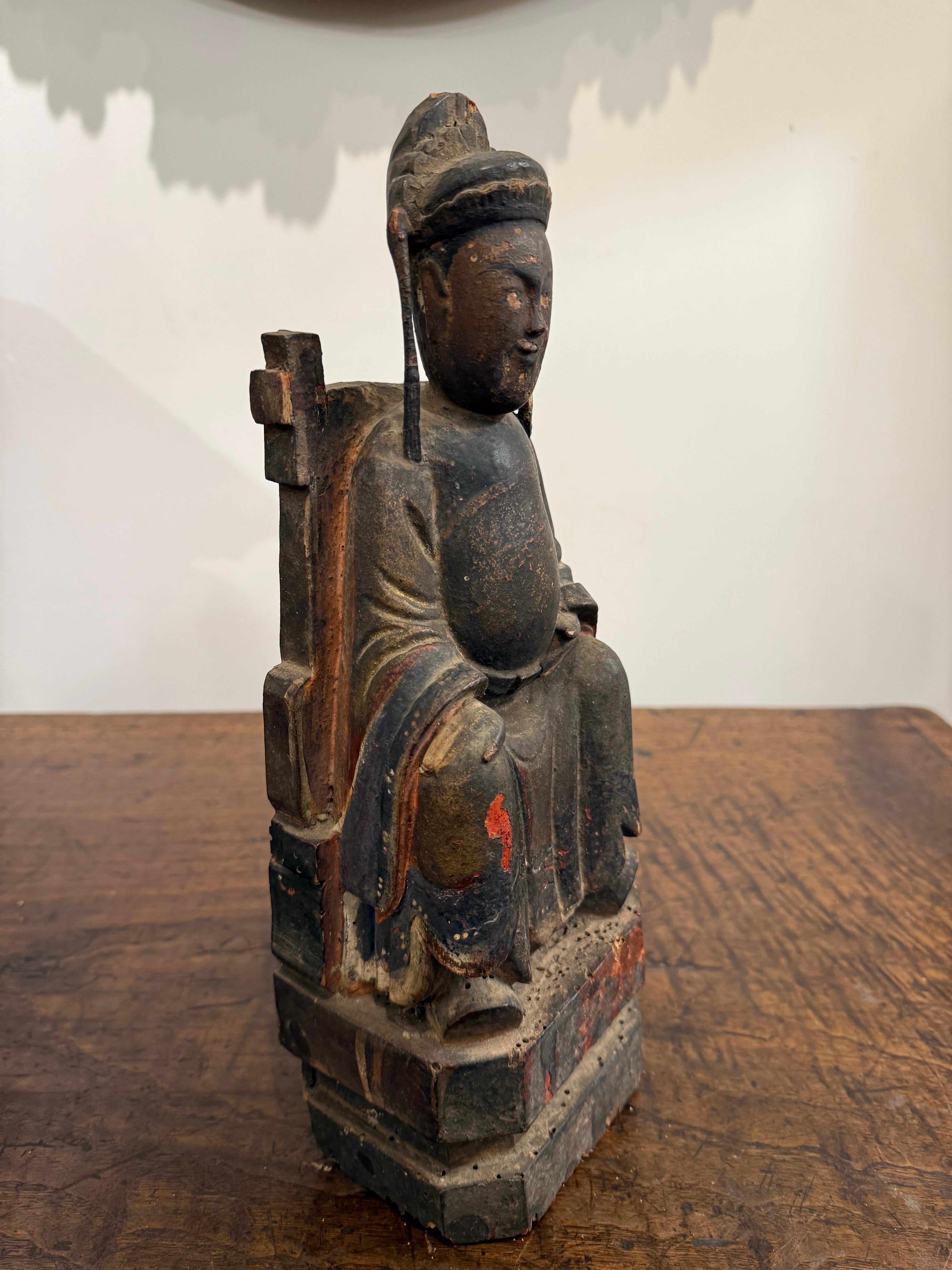 Petite figurine chinoise en bois sculpté, doré et polychrome, Dynastie Ming en vente 1
