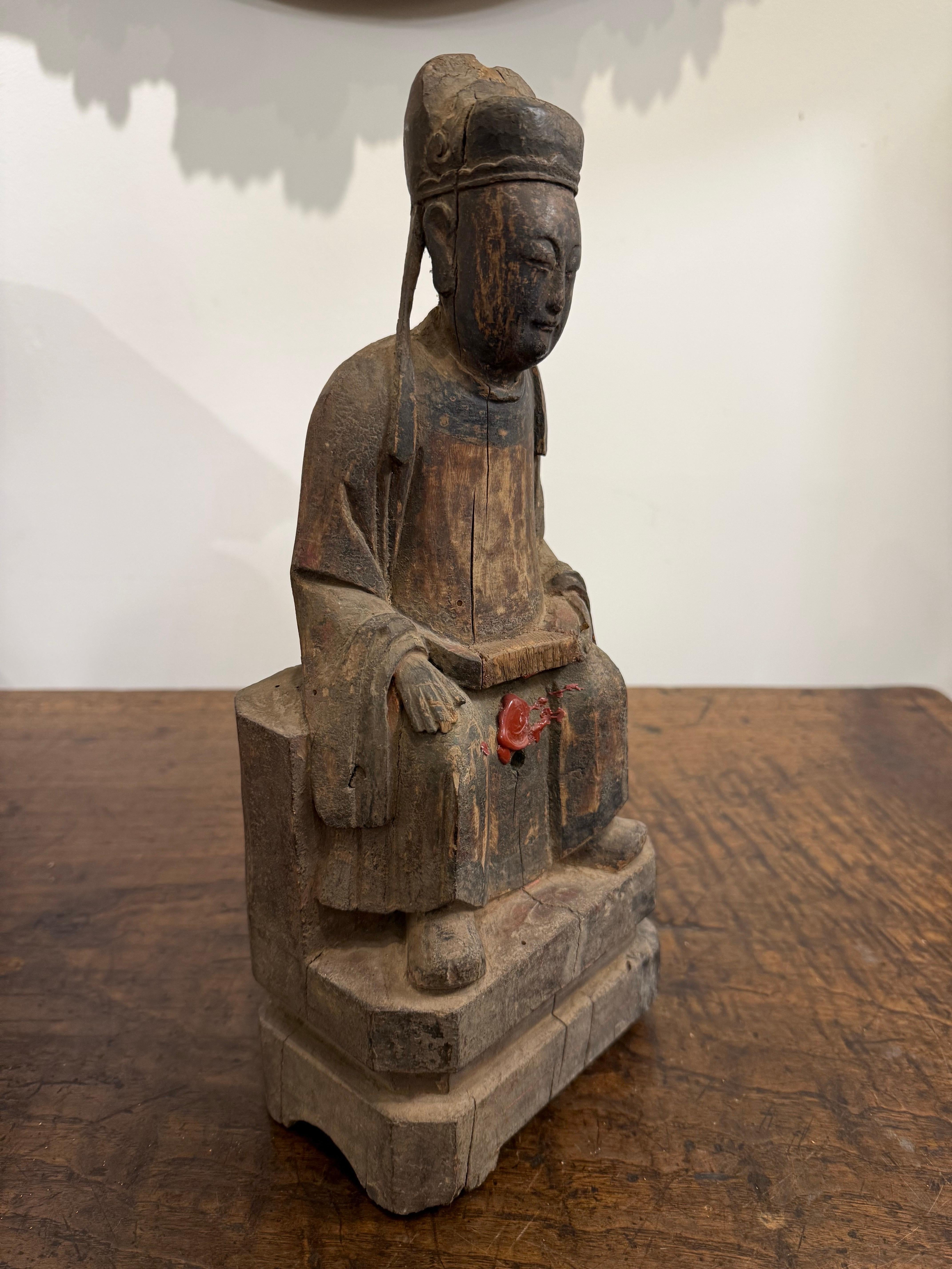 Petite figurine chinoise en bois sculpté, doré et polychrome, Dynastie Ming en vente 1