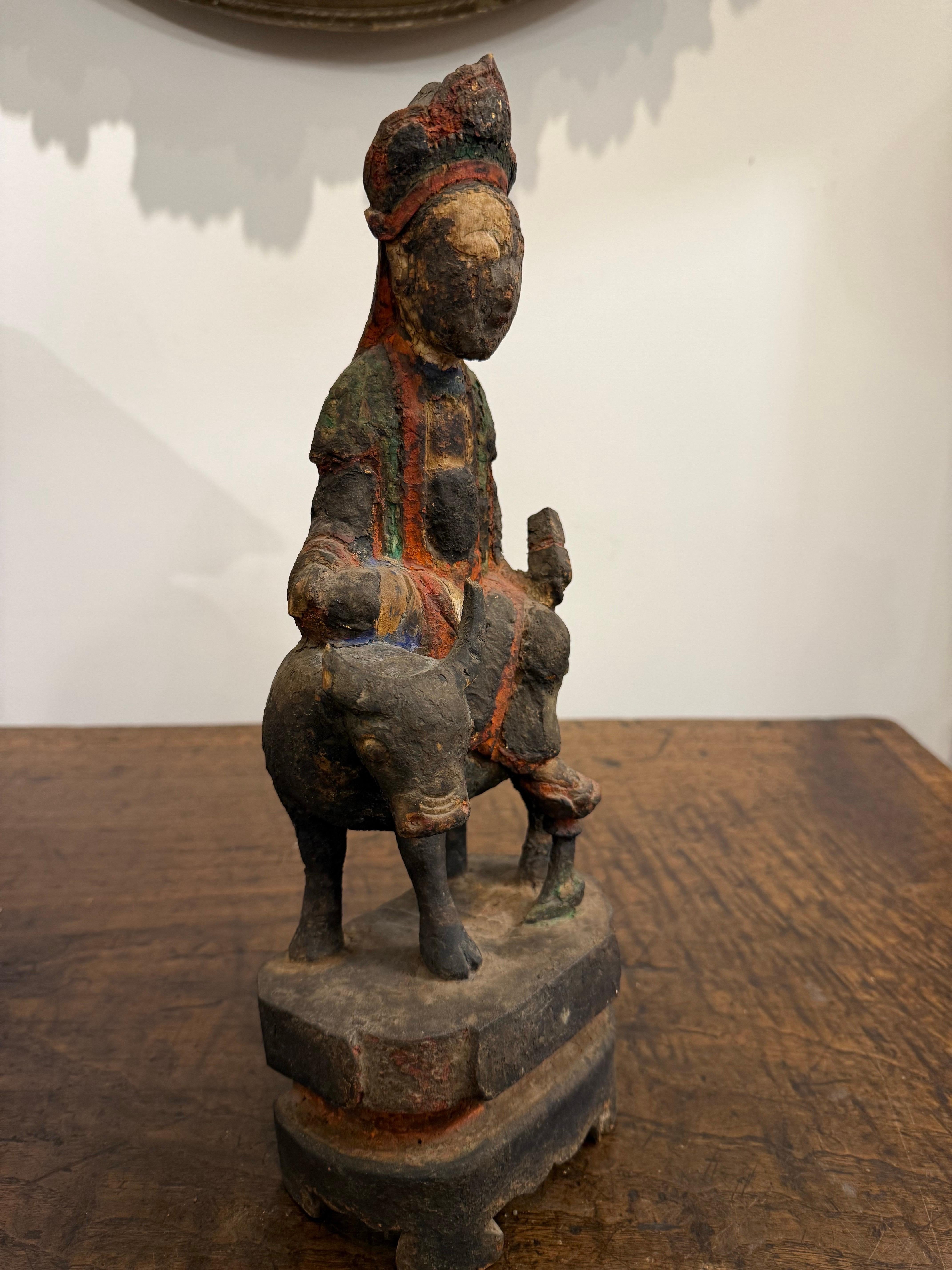 Petite figurine chinoise en bois sculpté, doré et polychrome, Dynastie Ming en vente 1