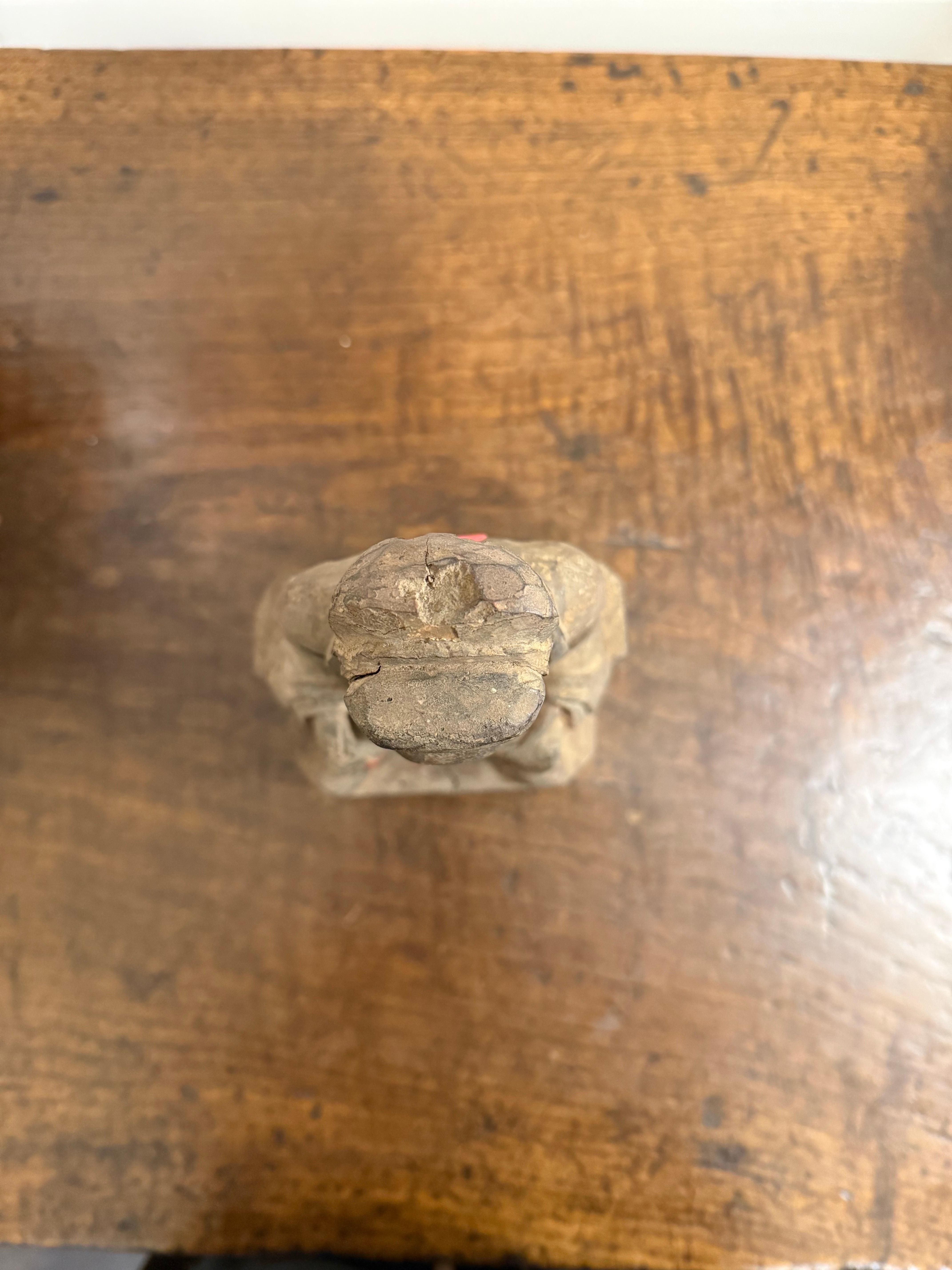 Petite figurine chinoise en bois sculpté, doré et polychrome, Dynastie Ming en vente 2