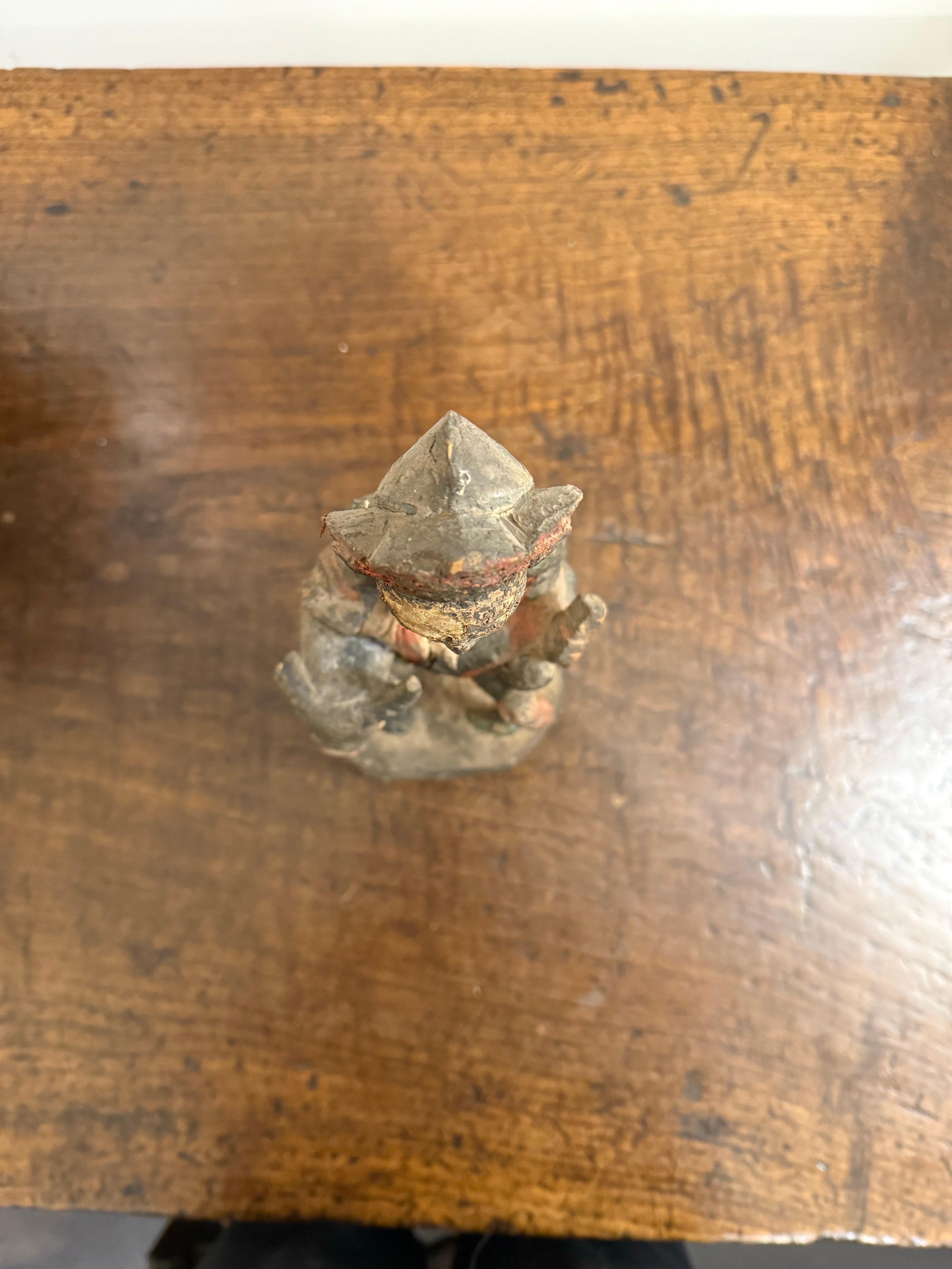 Petite figurine chinoise en bois sculpté, doré et polychrome, Dynastie Ming en vente 2