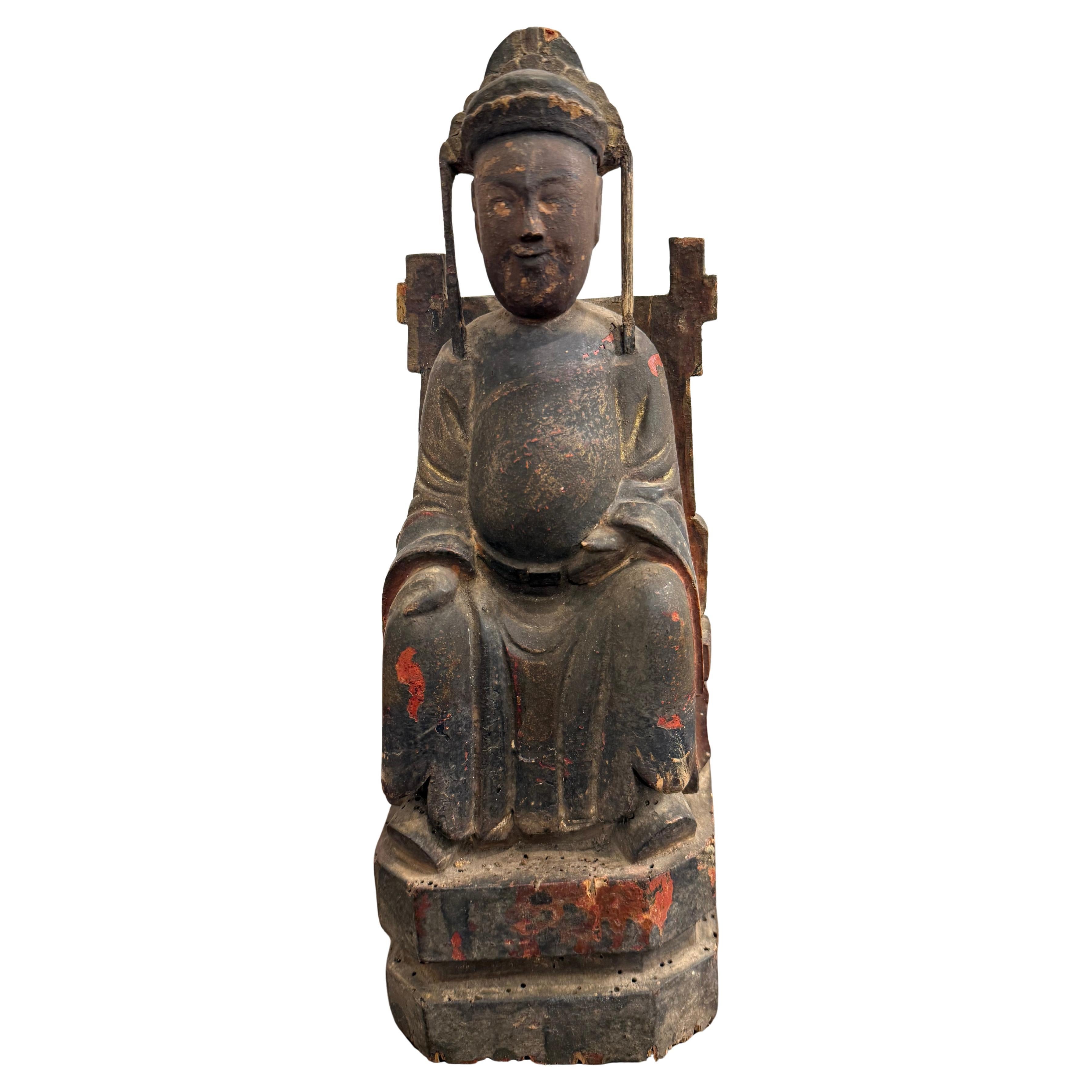Pequeña figura china tallada en madera dorada y policromada, dinastía Ming