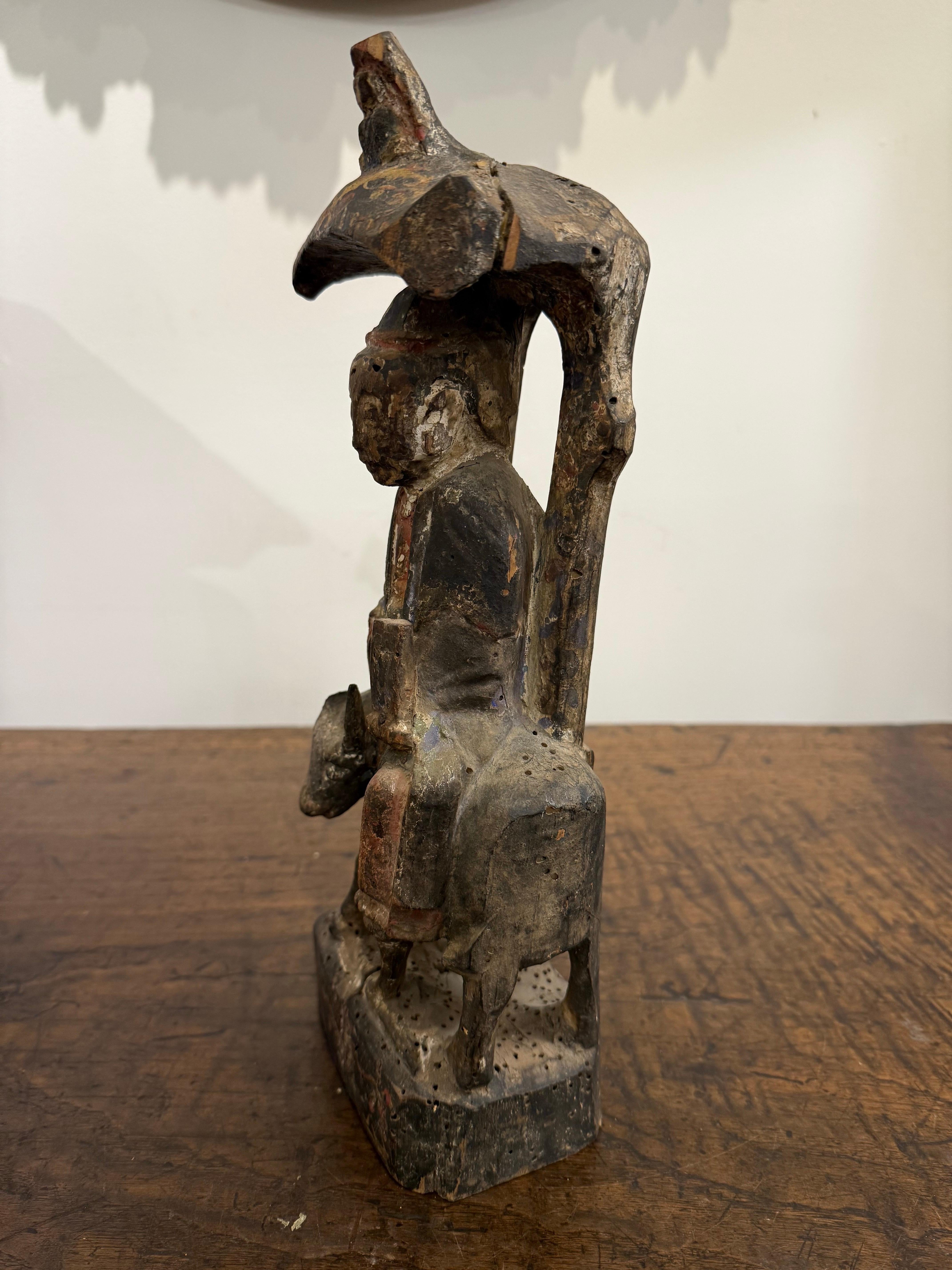 Petite figurine chinoise en bois sculpté et polychrome, dynastie Ming

Provenance :  
Collection privée australienne Acquis sur le marché de Pékin dans les années 1980.

Description :
La cavité à l'arrière identifie le groupe comme un objet de