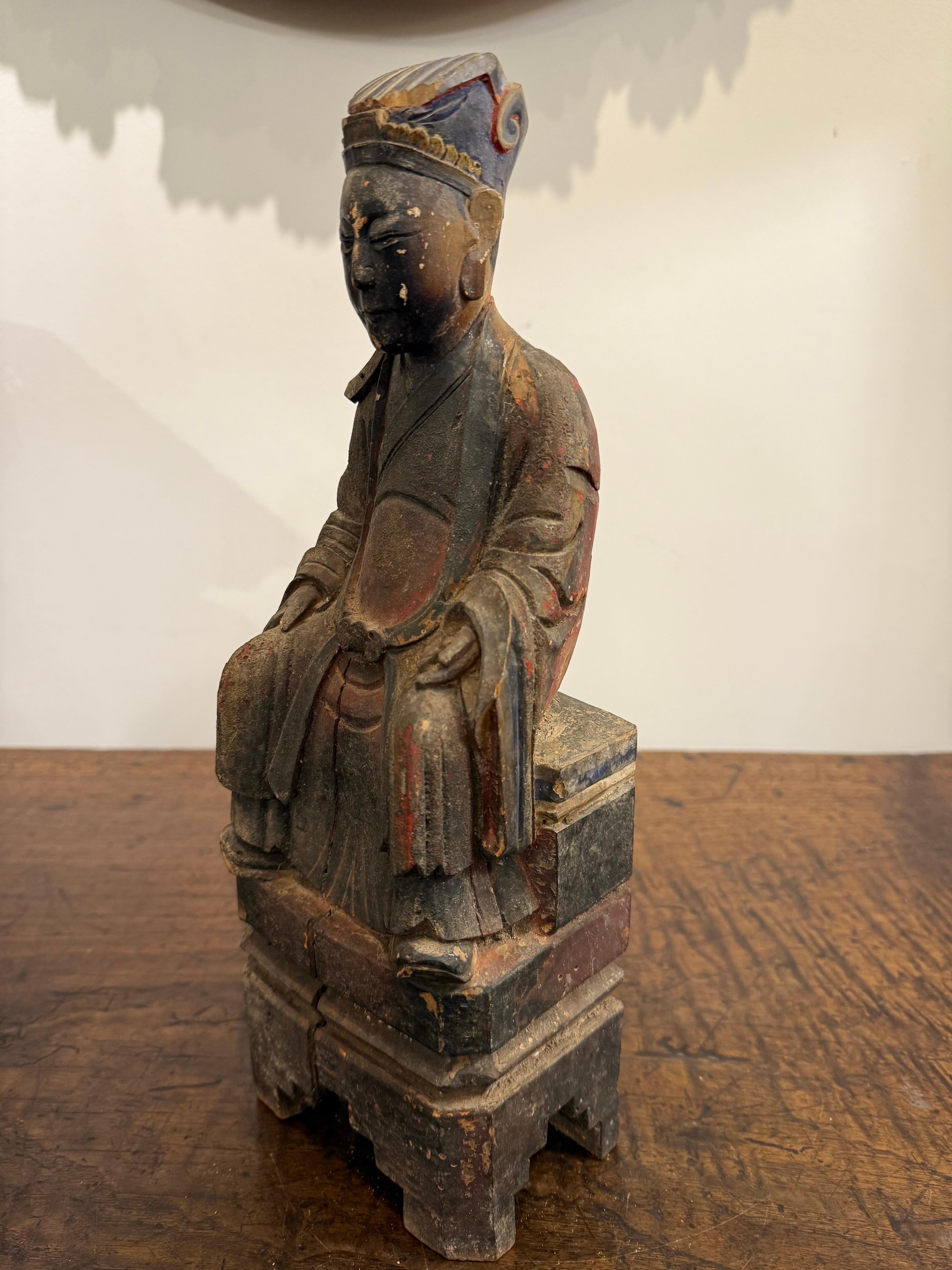 Petite figurine chinoise en bois sculpté et polychrome, dynastie Ming

Provenance : Collection privée australienne ancienne Acquis sur le marché de Pékin dans les années 1980.

Description :
La cavité dans le dos identifie la figure comme une statue